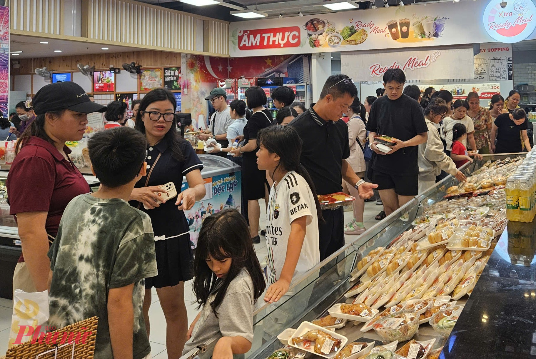 Tại Co.opXtra Phạm Văn Đồng (phường Hiệp Bình), cũng có rất đông lượng khách đổ về mua sắm. Ghi nhận trưa ngày 1/9 cho thấy, quầy thực phẩm chế biến sẵn thu hút khá nhiều người chọn mua 