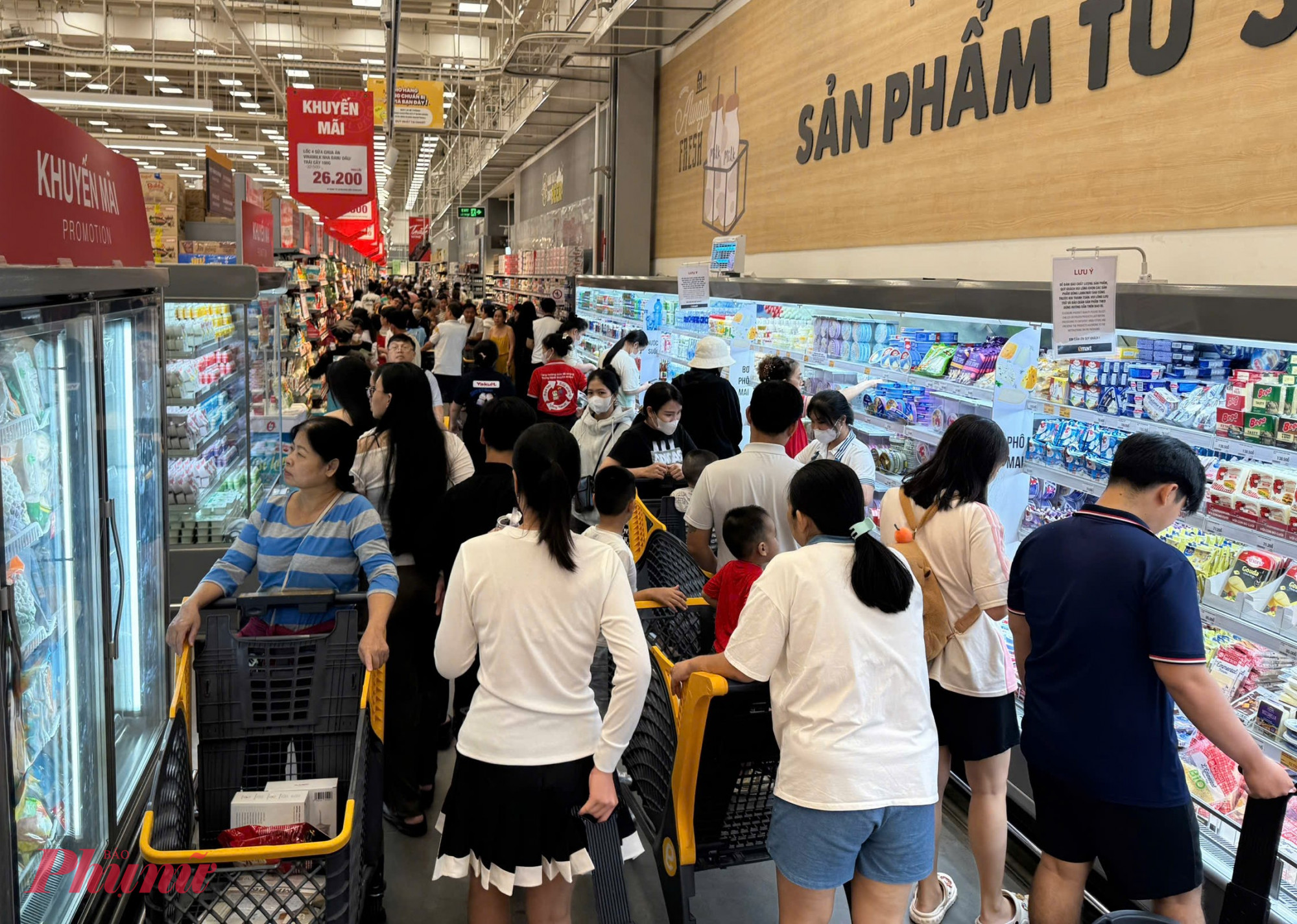 Các lối đi tại Emart Phan Huy Ích gần như chật kín xe đẩy và khách hàng chen nhau mua sắm trong dịp lễ. Siêu thị đang triển khai chương trình khuyến mãi quy mô lớn, giảm giá hơn 800 sản phẩm thiết yếu và tiêu dùng, với mức giảm lên đến 50%. Nhờ vậy, sức mua trong những ngày này được ghi nhận gấp đôi so với ngày thường, tạo nên không khí nhộn nhịp xuyên suốt.