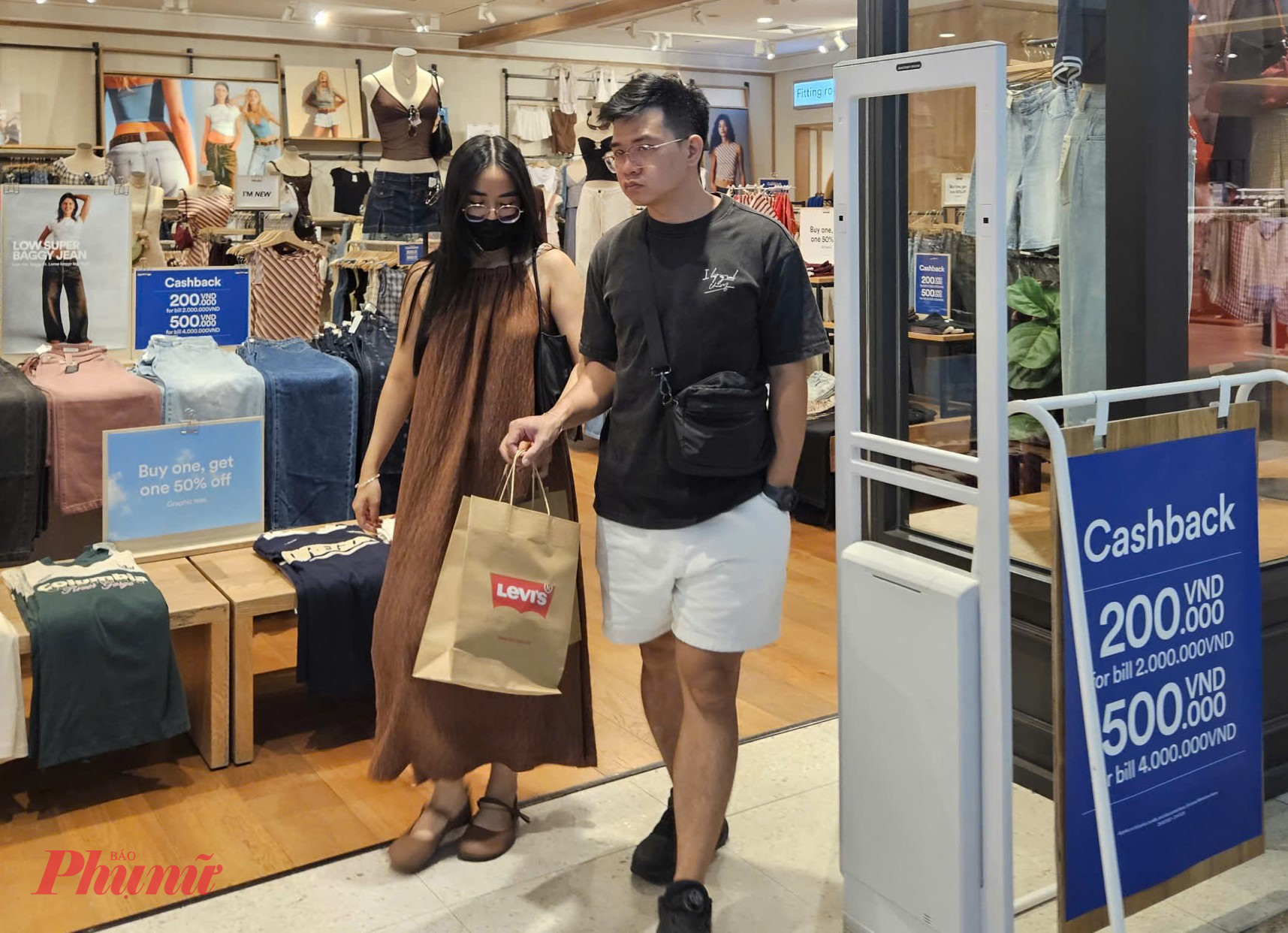 Các thương hiệu thời trang lớn như Levi’s, H&M, Zara… đồng loạt tung ưu đãi “cashback” và giảm giá sâu, tạo nên sức hút mạnh với khách hàng trẻ tuổi. Sức mua nhóm thời trang được thống kê đã tăng gấp đôi so với ngày thường.