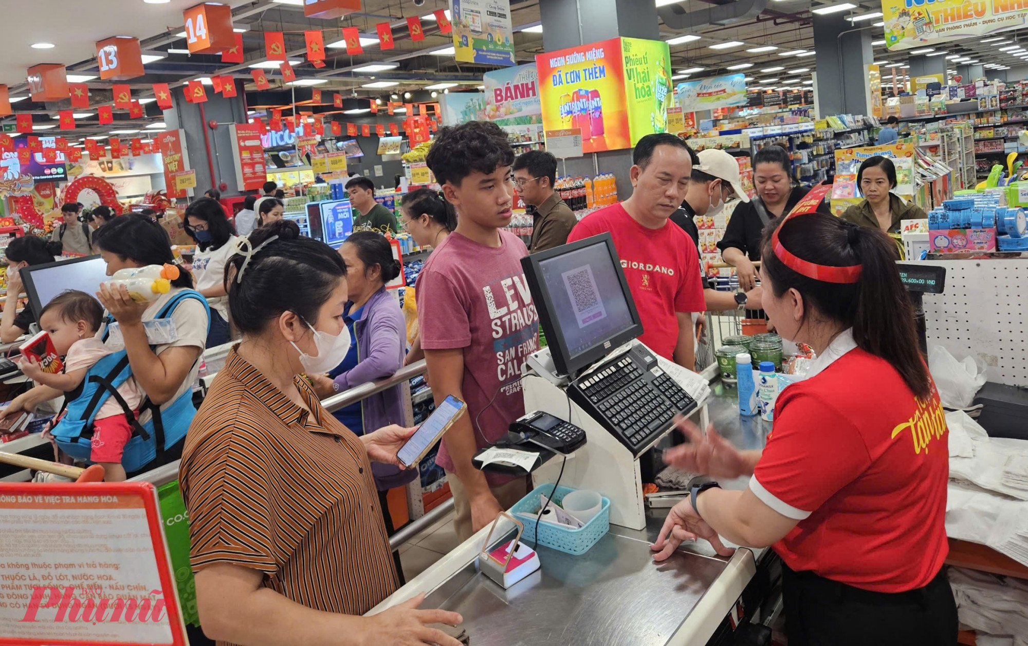 Tại khu vực tính tiền ở Co.opXtra Phạm Văn Đồng trưa 1/9, từng hàng dài khách nối đuôi nhau với xe đẩy đầy ắp thực phẩm, đồ gia dụng và quà biếu. Không khí tấp nập kéo dài liên tục, nhiều gia đình phải chờ khá lâu mới đến lượt thanh toán.