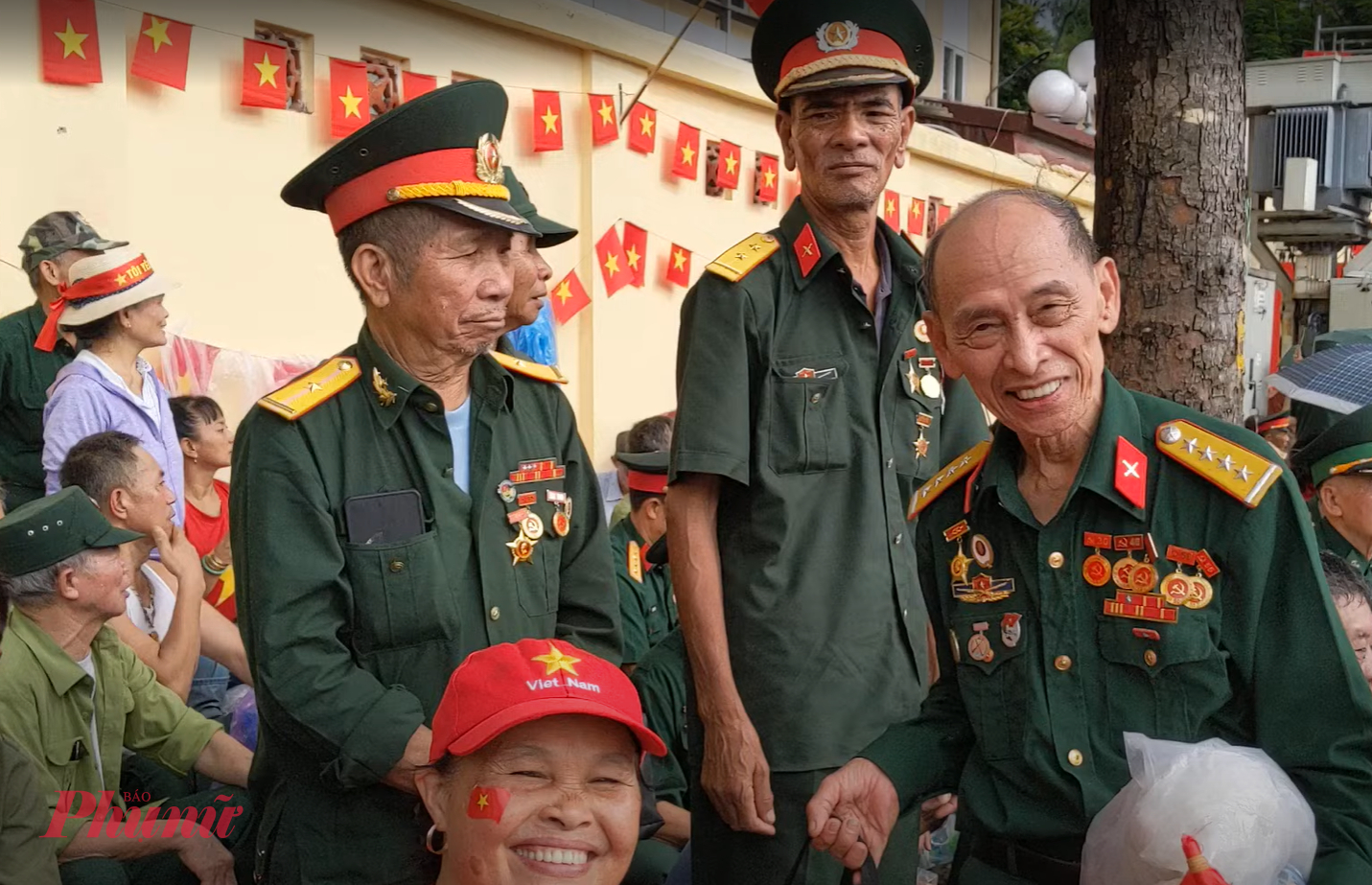 Cựu chiến binh Vũ Đình Ngoan (bìa phải) cùng đồng đội