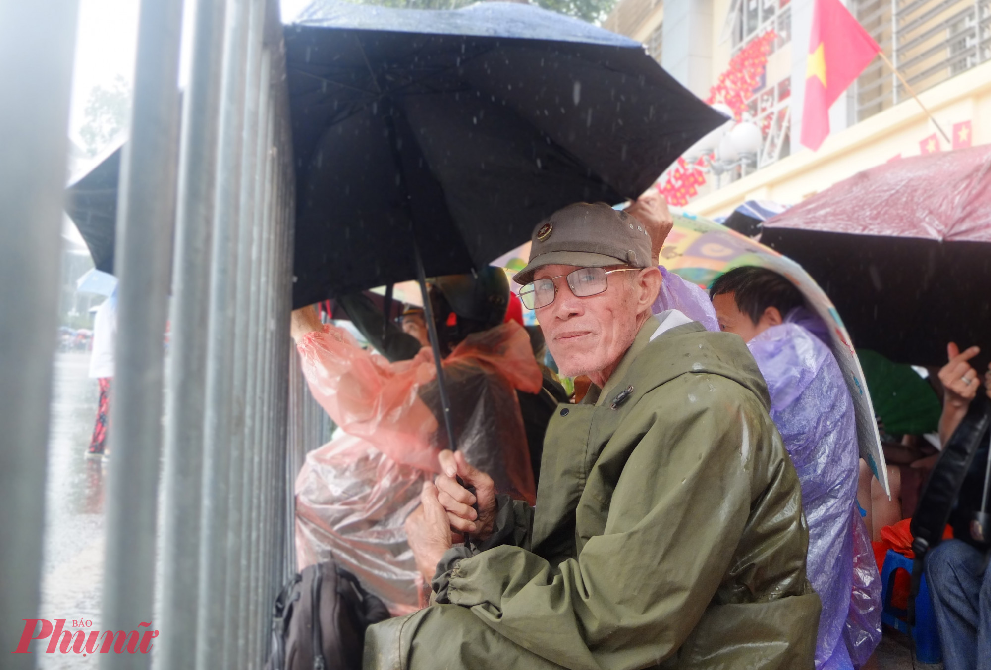 Cựu binh Nguyễn Hoành Bơn kiên nhẫn dưới trận mưa thứ ba trong ngày