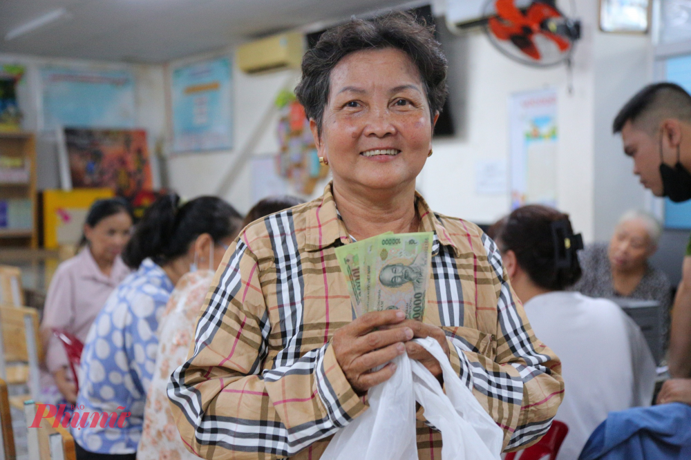 Trong khi đó bô Lưu Kim Cúc (65 tuổi) cũng không giấu được sự vui mừng khi đến nhận tiền hỗ trợ nhân dịp Quốc khánh 2/9. “Hôm nay tôi đại điện cho 7 người trong gia đình đến nhận quà từ Nhà nước. nên rất vui. Cảm ơn Nhà nước đã quan tâm lo chu đáo cho người dân, số tiền tuy không nhiều nhưng cũng giúp cải thiện bữa ăn trong ngày của gia đình. Chúc mọi người dân có dịp nghỉ lễ vui vẻ”, bà Cúc phấn khởi.