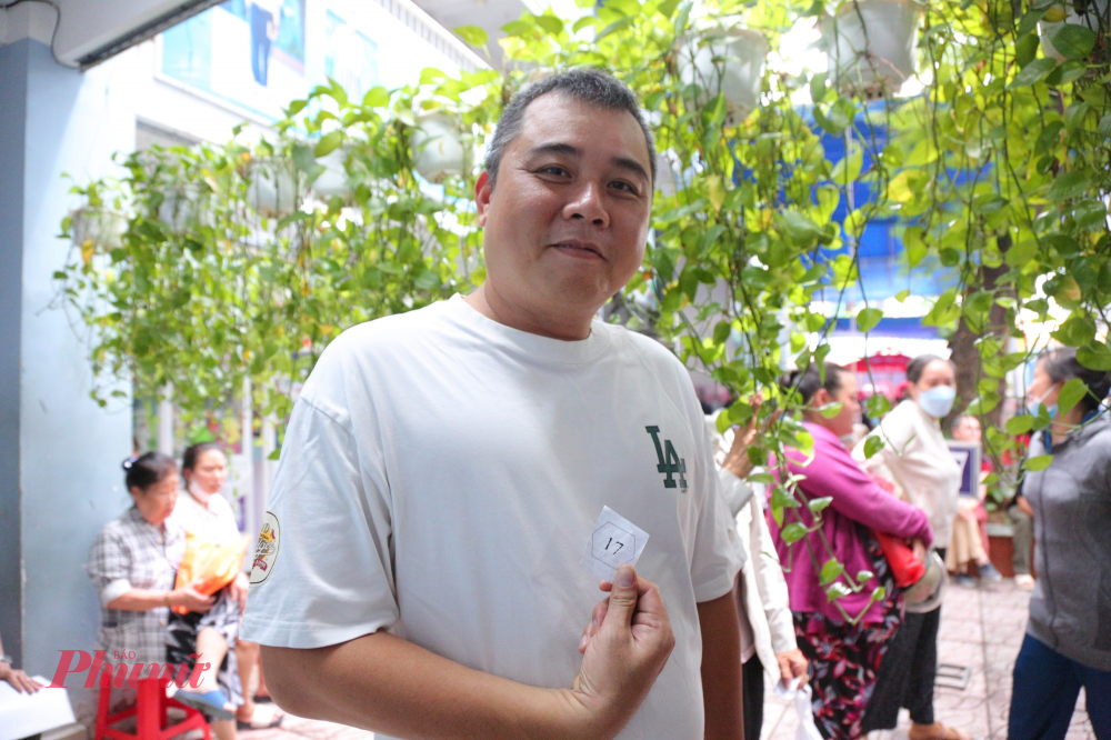 Anh Phạm Trương Thành, phường Bình Lợi Trung phấn khởi khi được đại diện cho gia đình 5 người đến nhận quà từ Nhà nước, anh tranh thủ đến sớm bốc số thứ tự chờ. 