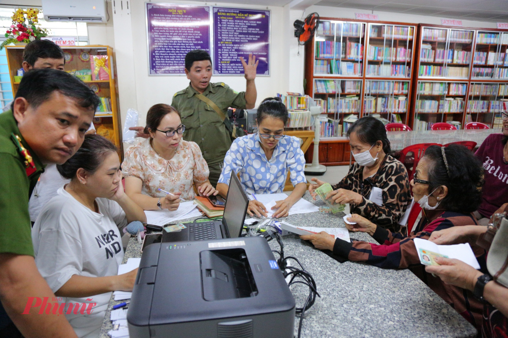 Các lực lượng chức năng của phường Bình Lợi Trung được huy động để hỗ trợ phát quà cho người dân.