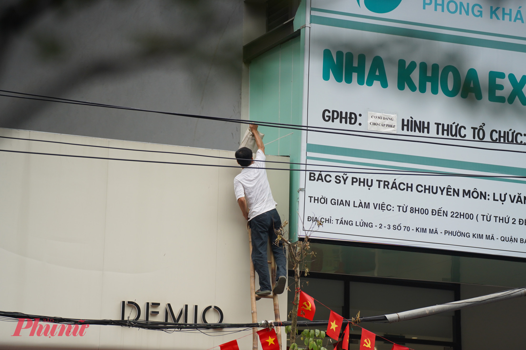 Không còn chỗ, nhiều người đã phải tìm những chỗ ngồi đặc biệt để theo dõi.