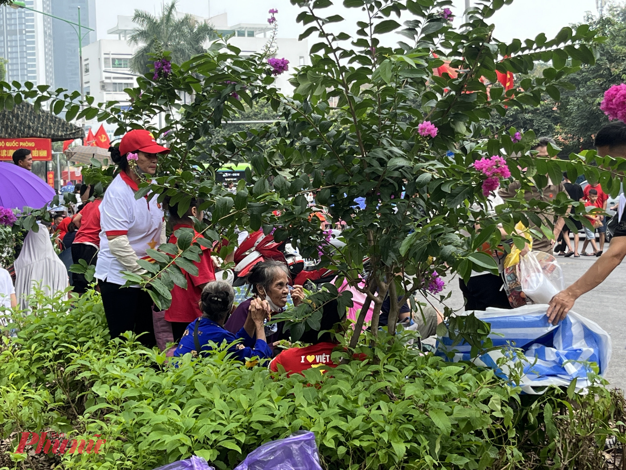 Chưa đến giờ cấm đường, nhưng lực lượng chức năng đã bắt đầu hạn chế phương tiện để “giảm nhiệt” cho các tuyến đường diễu binh, diễu hành.