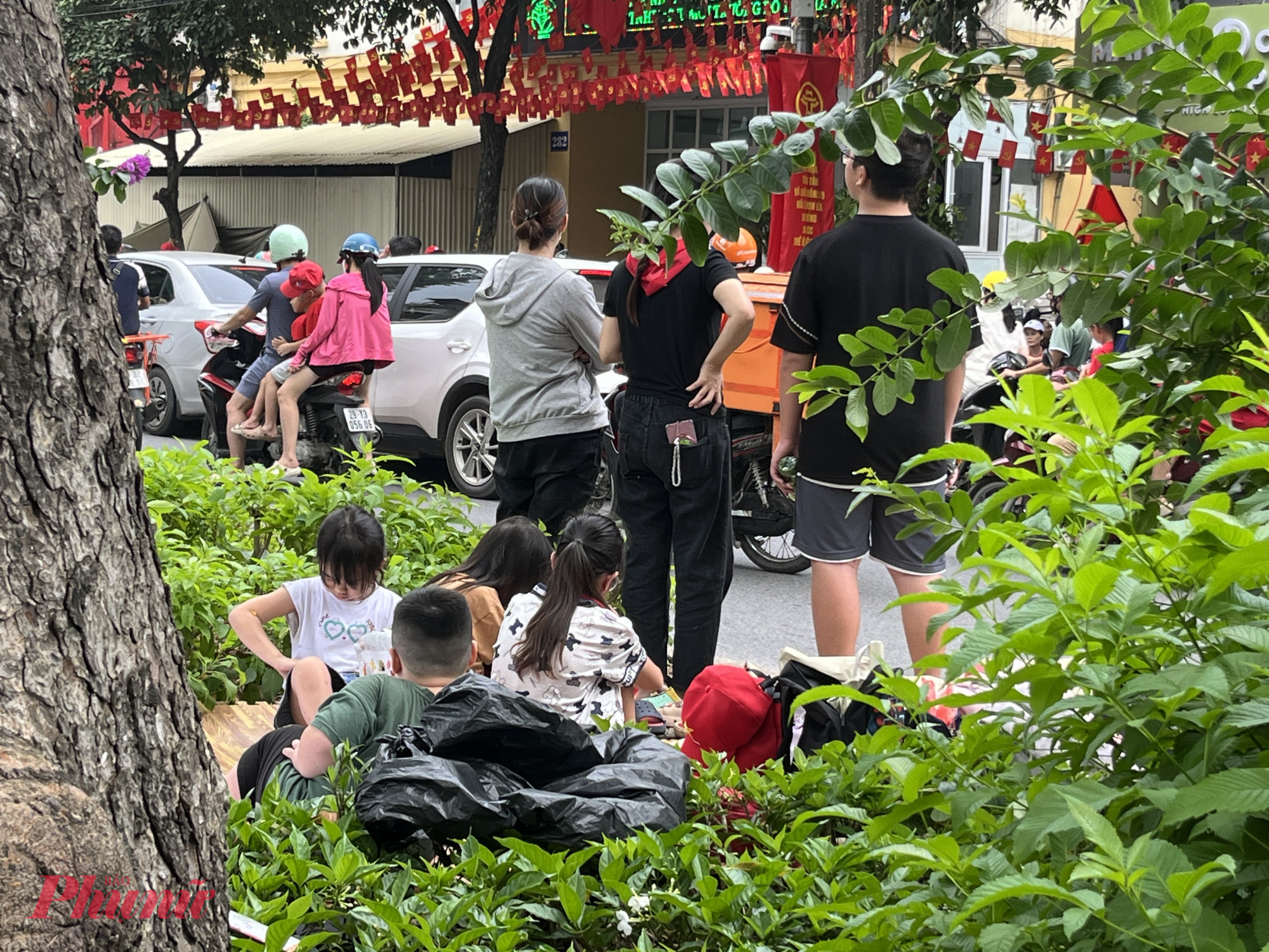 Vườn hoa giữa đường Kim Mã cũng có người “chiếm chỗ”.