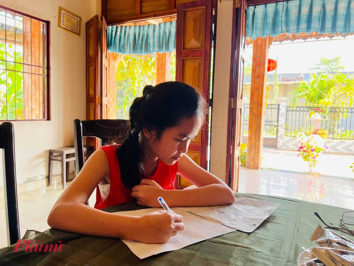 Tổ quốc có nhiều màu, nhưng màu đậm nhất sẽ là do tay con tô, mỗi ngày một việc tốt nho nhỏ - Ảnh: Phương Duyên
