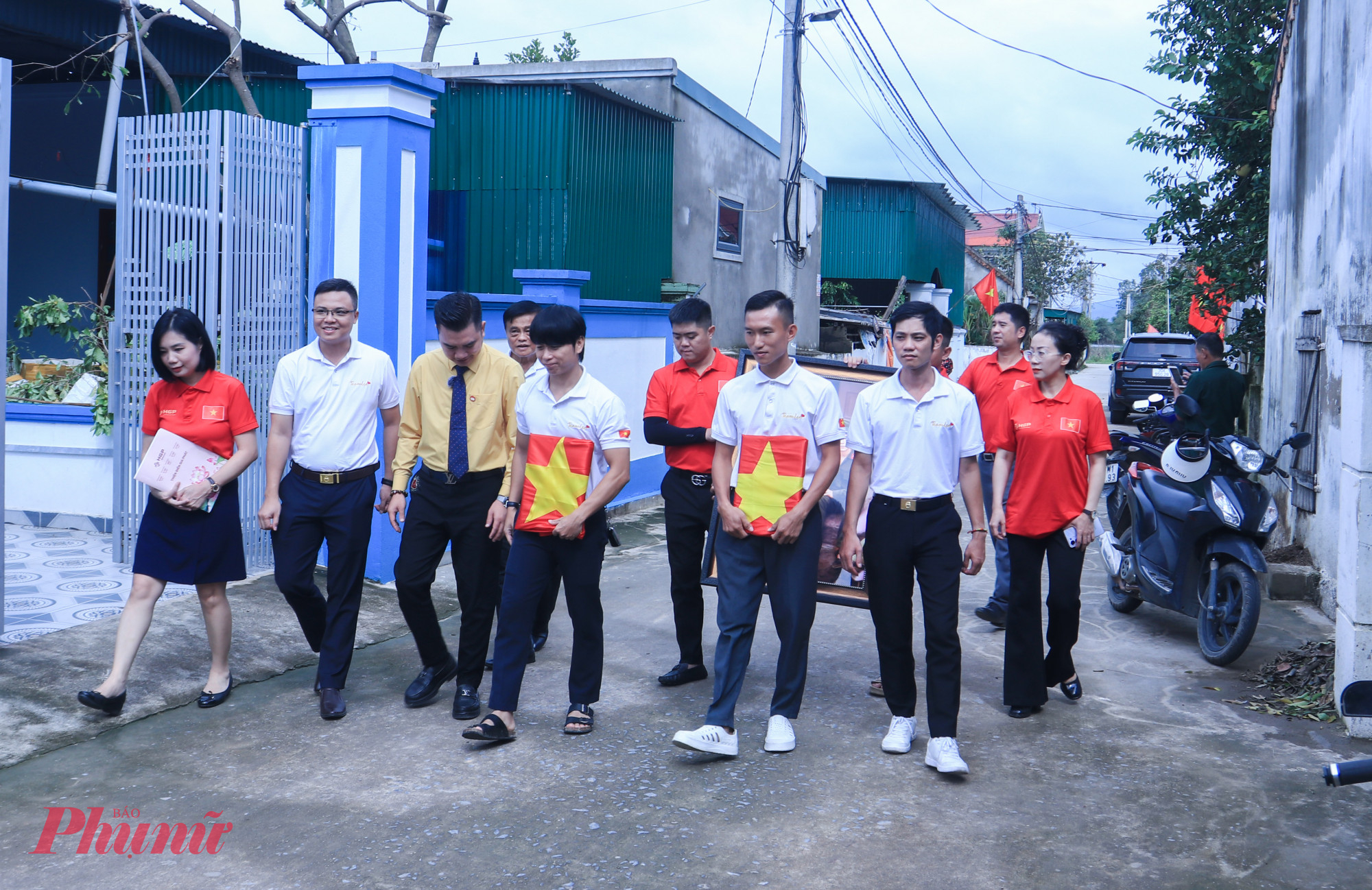 Khi biết đến trường hợp của mẹ Tứ, anh Hoàng Nguyễn Trọng Dũng - Tổng Giám đốc Công ty CP Đầu tư và Thương mại Hoàng Gia Phát liên hệ nhóm Team Lee - một nhóm bạn trẻ sinh sống và làm việc tại nhiều tỉnh, thành phố khác nhau, nhưng đều có chung ý tưởng phục dựng ảnh liệt sĩ nhằm tưởng nhớ, tri ân các liệt sĩ và góp phần xoa dịu nỗi đau chiến tranh phục dựng ảnh chân dung 2 người con liệt sĩ cho mẹ Tứ. 