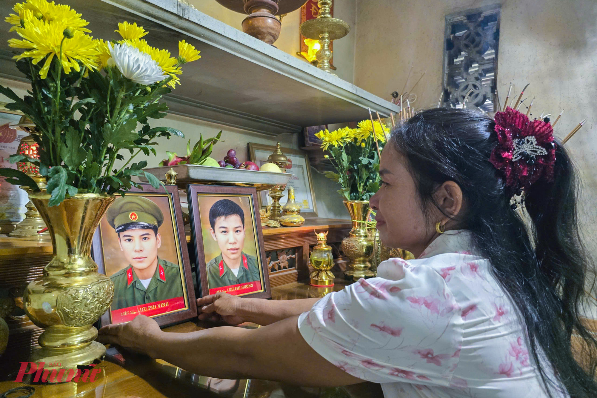 Bà Nguyễn Thị Hương (52 tuổi, con dâu cụ Tứ) cho biết, liệt sĩ Hường và liệt sĩ Vinh hy sinh khi còn rất trẻ. Năm 1989, gia đình tìm thấy mộ của liệt sĩ Hường tại tỉnh Long An và đã vào quy tập về quê an táng để tiện hương khói. Riêng liệt sĩ Lưu Phi Vinh đến nay vẫn chưa tìm thấy phần mộ. 