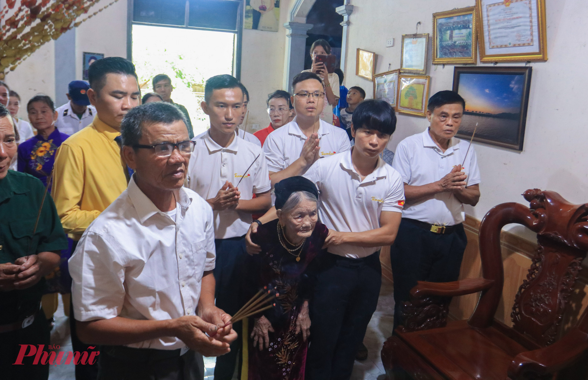 Mọi người cùng thắp nén hương tưởng nhớ và tri ân các liệt sĩ. “Đây là việc làm thiết thực, giàu ý nghĩa, góp phần tri ân các Mẹ Việt Nam Anh hùng. Đồng thời giáo dục thế hệ trẻ hôm nay về đạo lý uống nước nhớ nguồn, truyền thống đền ơn đáp nghĩa của dân tộc” - anh Dũng nói.