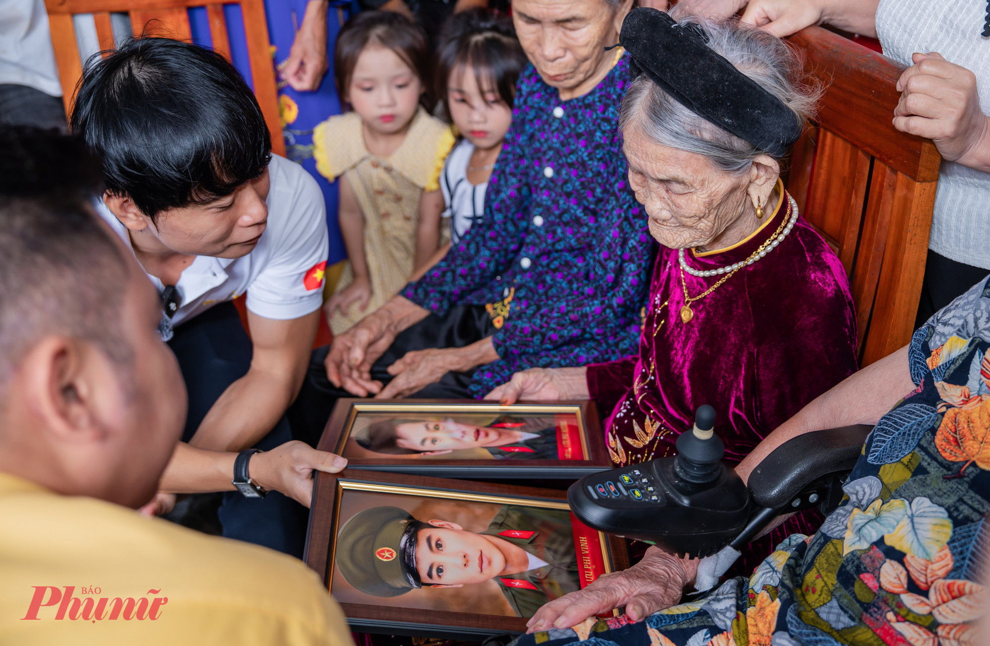 Trao ảnh chân dung 2 liệt sĩ cho mẹ Tứ, anh Lê Quyết Thắng - Trưởng nhóm Team Lee - nói rằng, đây là món quà nhỏ nhóm muốn dành tặng mẹ dịp 80 năm Cách mạng tháng Tám thành công và Quốc khánh 2/9. “Nhờ những người con của mẹ đã anh dũng chiến đấu mà thế hệ chúng con mới được hưởng trọn vẹn những ngày lễ như hôm nay” - anh Thắng xúc động nói.