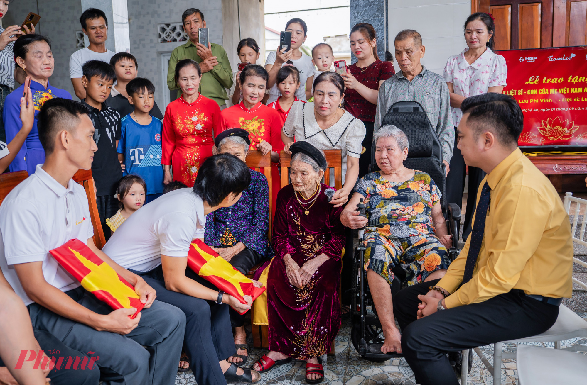 Sáng 1/9, Công ty CP Đầu tư và Thương mại Hoàng Gia Phát cùng các thành viên trong nhóm Team Lee đã đến thăm, tặng quà Mẹ Việt Nam Anh hùng Hồ Thị Tứ (97 tuổi, trú xã Đại Huệ, tỉnh Nghệ An) nhân dịp 80 năm Cách mạng tháng Tám thành công và Quốc khánh 2/9.