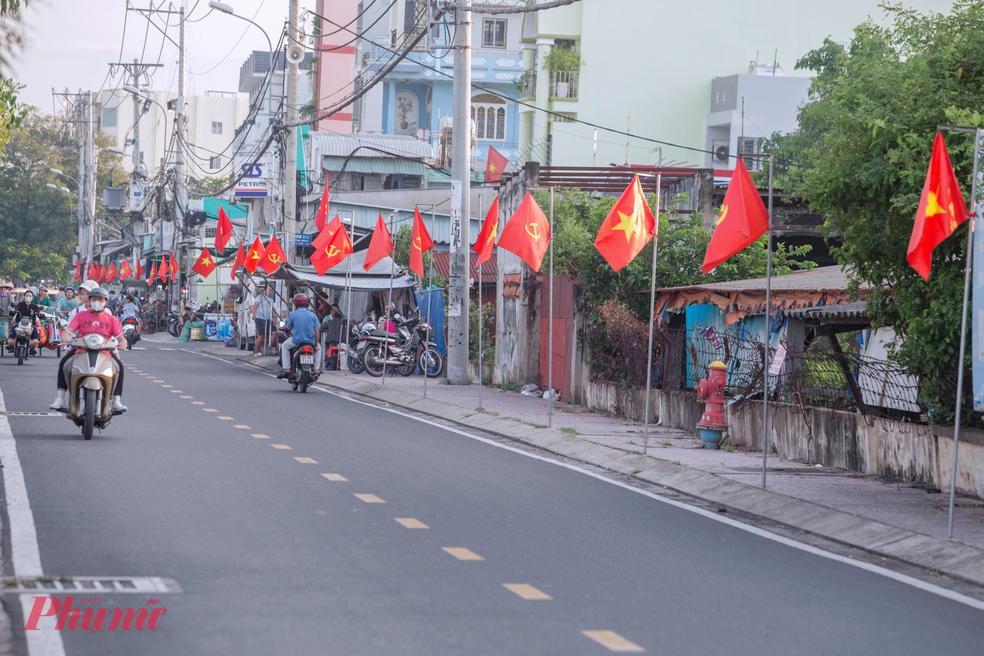 Trến đường Bến Phú Định, phường Phú Định - rợp bóng cờ tung bay phấp phới 