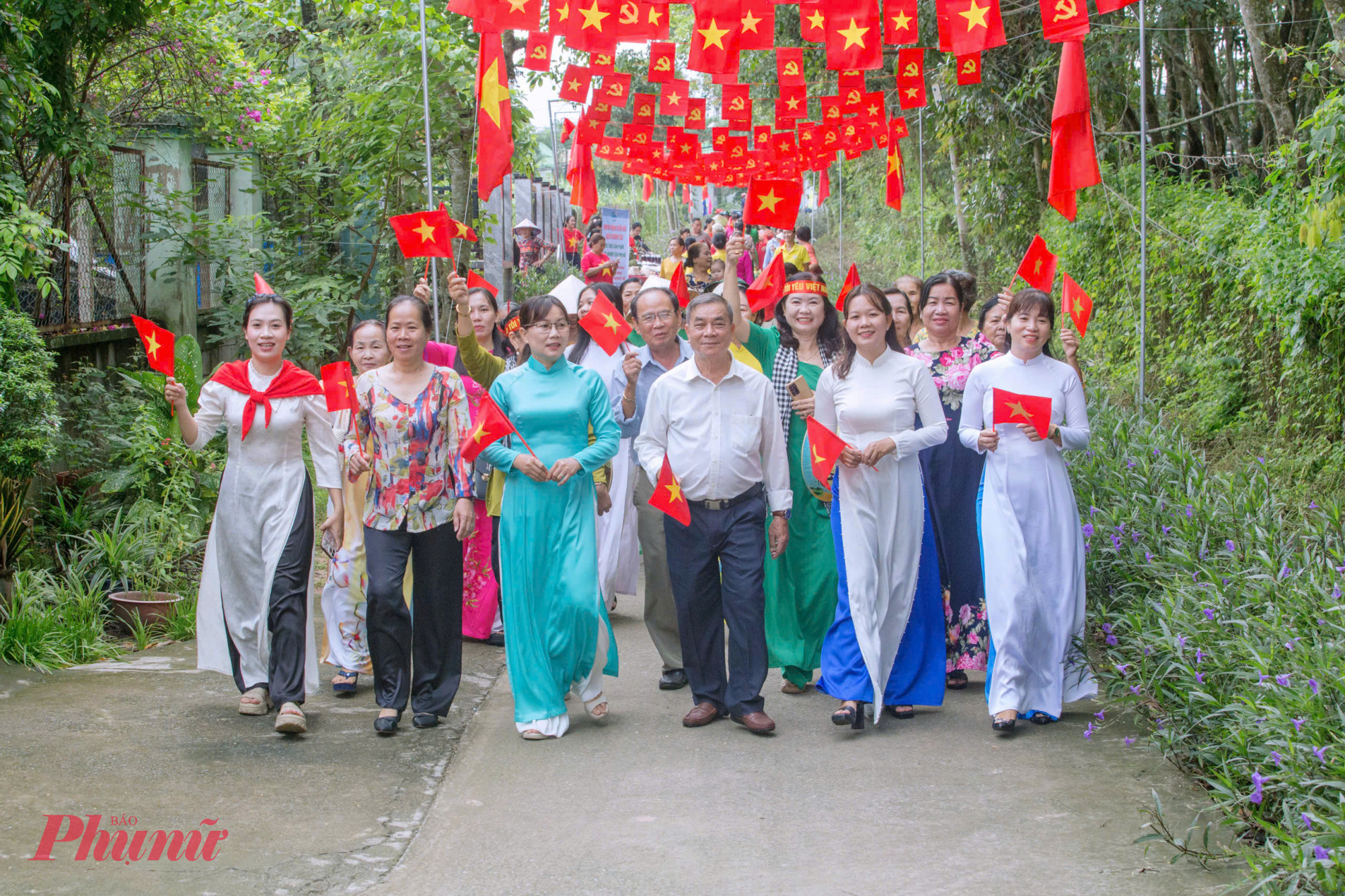 Lãnh đạo địa phương, Hội LHPN, Ban nhân dân ấp và người dân phấ khởi trước diện mạo mới của tuyến hẻm  xã Nhuận Đức, 567 đường Nguyễn Thị Rành, ấp Bàu Tròn, xã Nhuận Đức