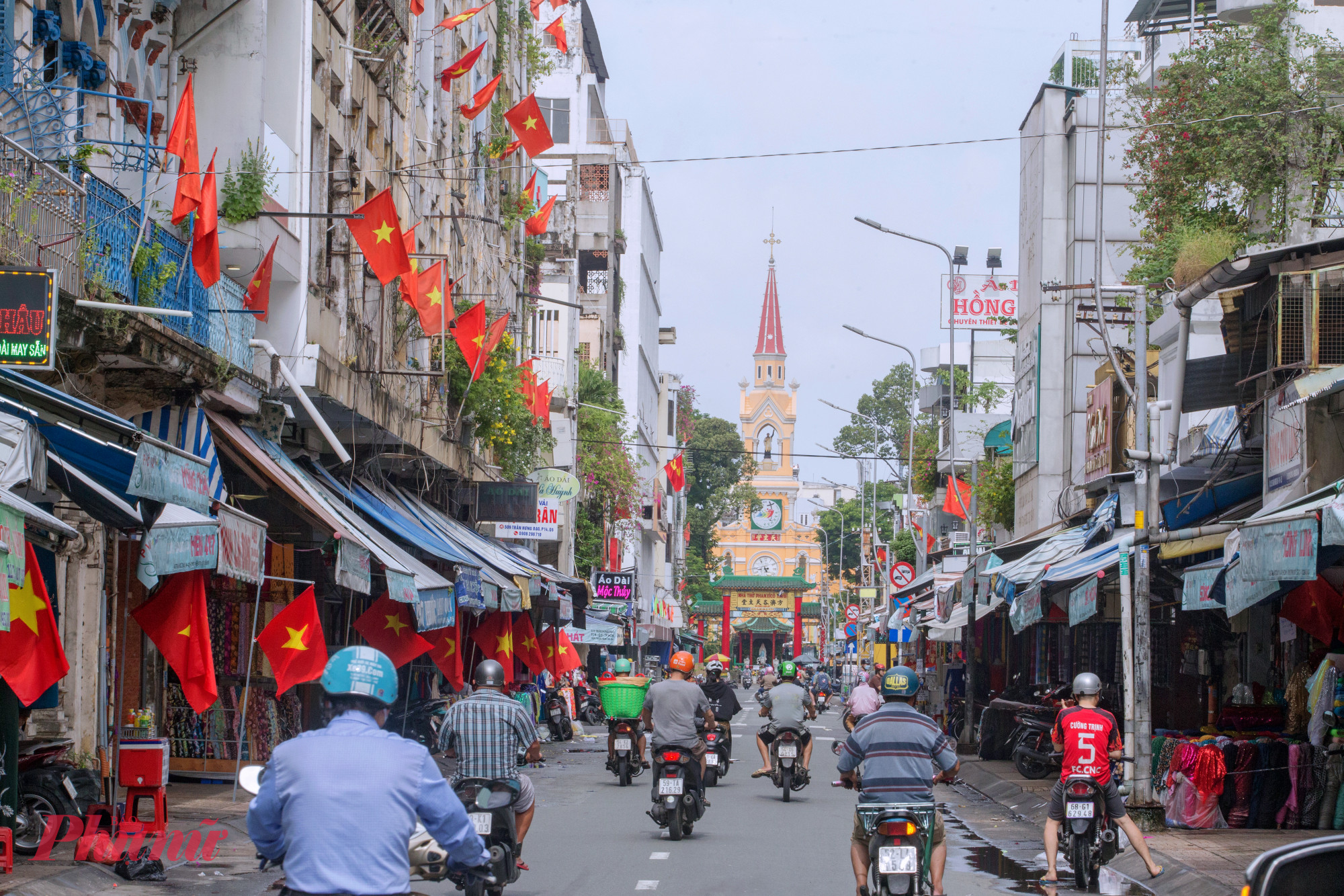 Đường Trần Hưng Đạo B, phường Chợ Lớn cũng khoác hoác lên mình tấm áo mới với sắc đỏ rực rỡ của cờ Tổ quốc
