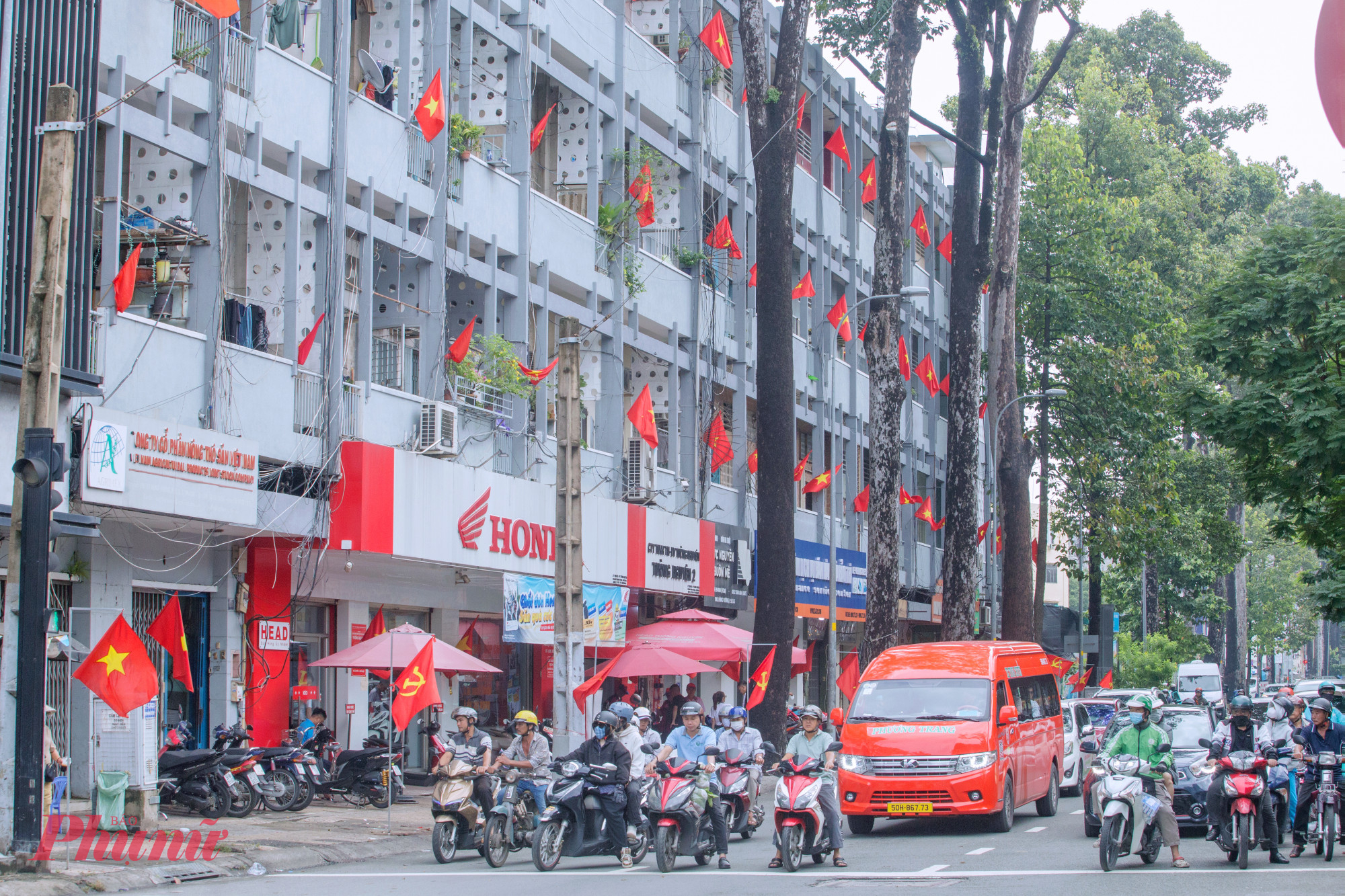 Tại góc đường Hùng Vương, phường An Đông, các tòa nhà, chung cư đồng loạt treo cờ, thể hiện tinh thần 
