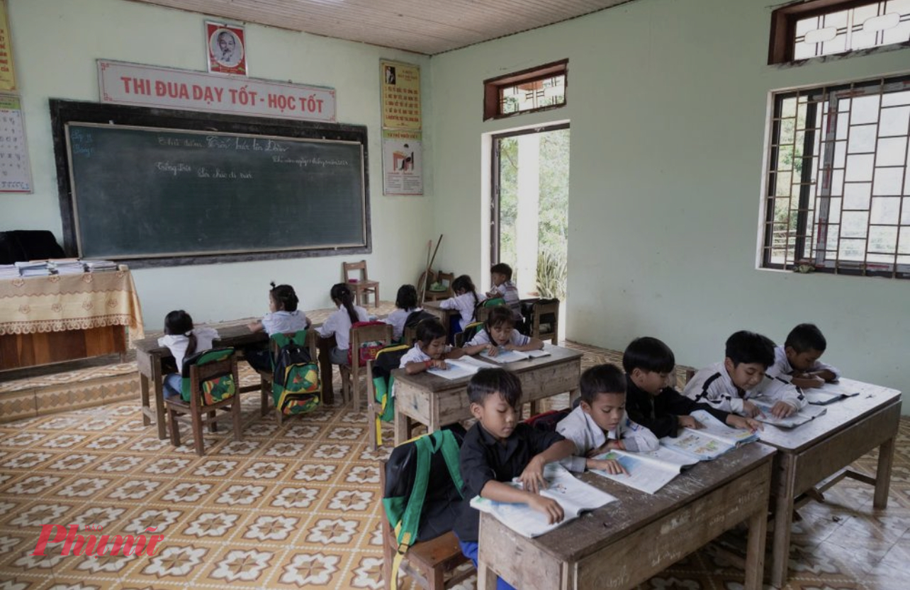 Nhiều lớp học ở vùng biên giới Quảng Trị, thầy cô duy trì lớp bằng phương án lớp học ghép.