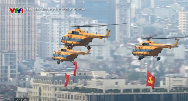 Biên đội trực thăng Mi-171, Mi-17, Mi-8, mang cờ Đảng, cờ Tổ quốc tung bay trên Quảng trường Ba Đình - Nguồn ảnh: VTV