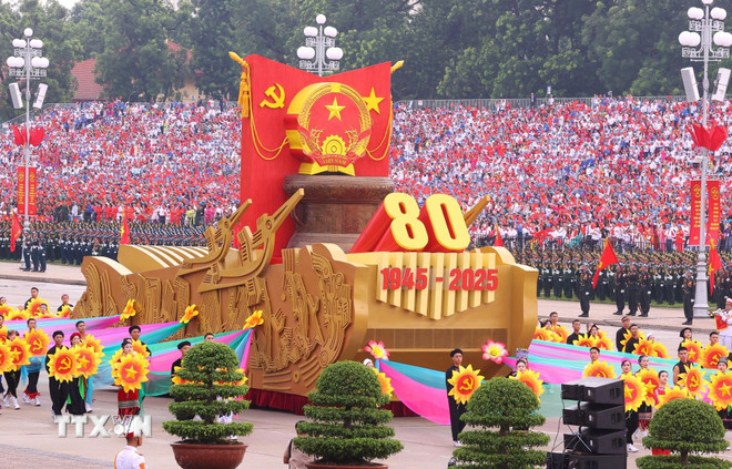 Xe mô hình Quốc huy nước Cộng hòa xã hội chủ nghĩa Việt Nam đi đầu khối diễu binh, diễu hành - Ảnh: TTXVN