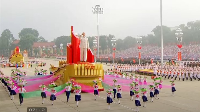 Xe rước chân dung Chủ tịch Hồ Chí Minh - Nguồn ảnh: VTV