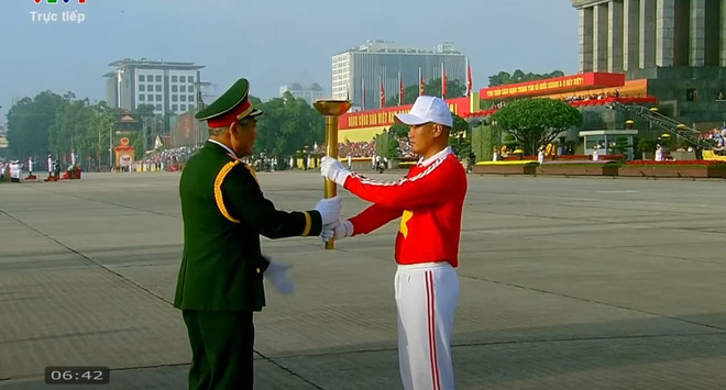 Ngọn đuốc được trao cho Trung tướng, Anh hùng lực lượng vũ trang nhân dân Nguyễn Đức Soát, nguyên Phó Tổng Tham mưu trưởng Quân đội nhân dân Việt Nam, người đã có thành tích đặc biệt xuất sắc, bắn rơi 6 máy bay của địch, trở thành một trong những phi công anh hùng của Quân đội nhân dân Việt Nam để thắp lên đài lửa - Nguồn ảnh: VTV