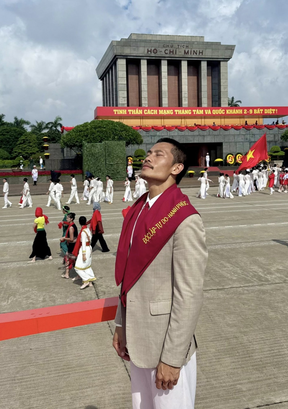 “Hòa bình thật đẹp, Hòa bình ơi! Phương Nam vinh dự được góp mặt trong A80, hiên ngang sải bước trên Quảng trường Ba Đình lịch sử. Đi giữa lòng nhân dân, ngắm nhìn non sông gấm vóc, trong tim dâng trào niềm xúc động, tự hào bất diệt về Tổ quốc Việt Nam!...” – diễn viên Phương Nam (phim Mưa đỏ) 