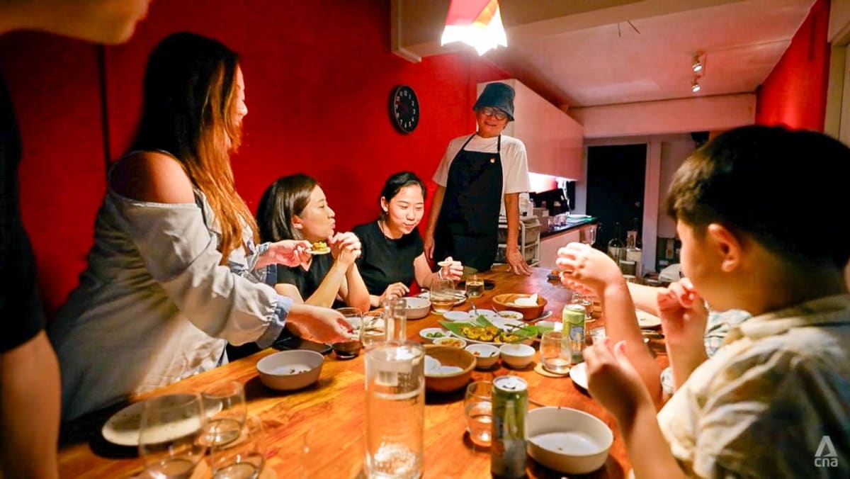 Khóc, cười với việc biến căn hộ thành nhà hàng nướng, quán cà phê Ng tiếp đón nhiều lượt thực khách đến nhà hàng nhỏ tại gia của anh.