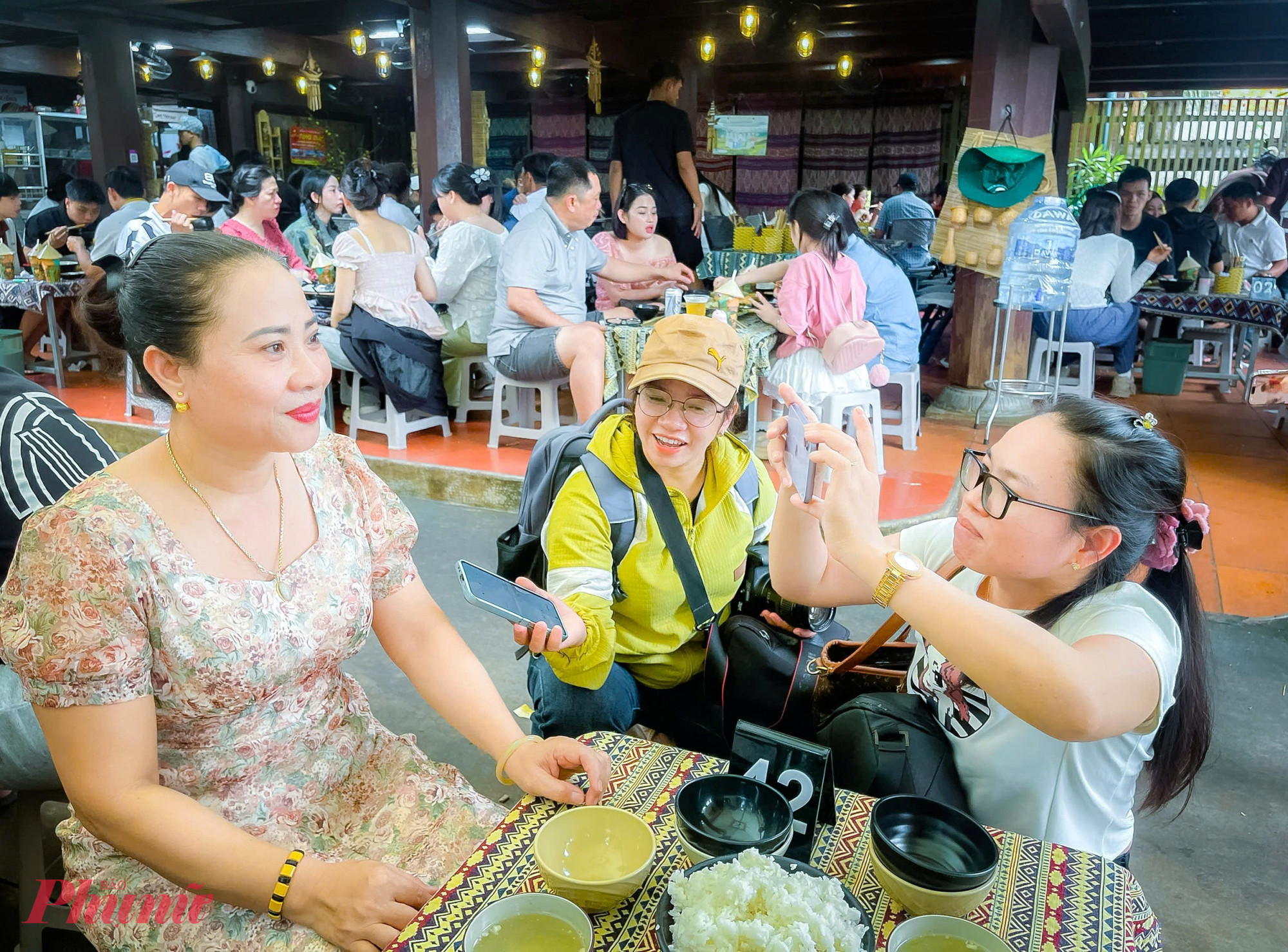 Chị Huỳnh Nguyễn Thúy Vy (du khách đến từ Lâm Đồng) bày tỏ: “Đây là lần đầu tôi đến Akô Dhông. Thật bất ngờ khi một buôn làng ở Tây Nguyên lại trở thành điểm đến thu hút đông khách trong dịp Tết Độc lập năm 2025. Các món ăn ở đây không chỉ đẹp mắt mà còn rất ngon, để lại nhiều ấn tượng khó quên”.