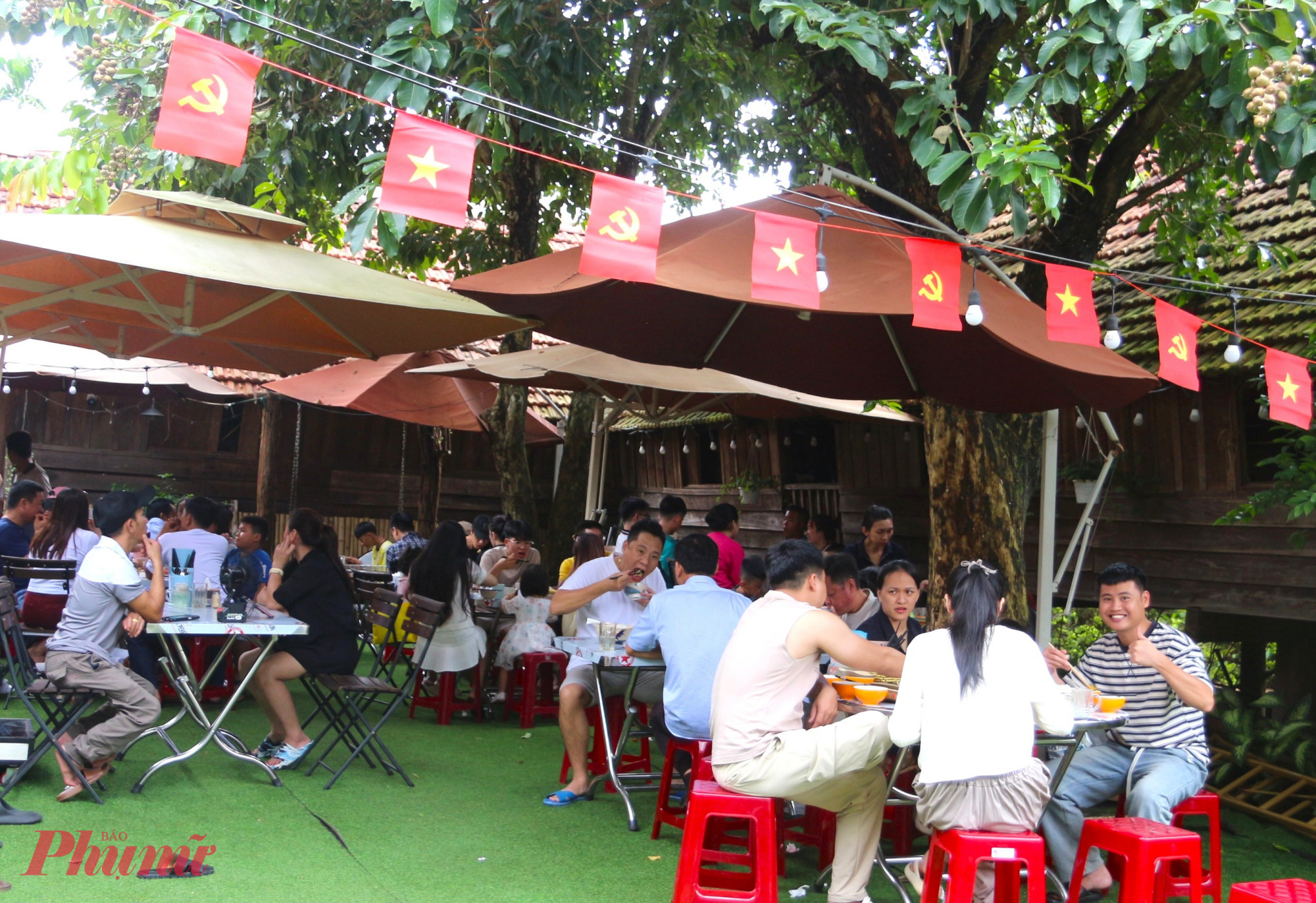  Không ít quán chật kín người, khách đến sau đành phải chờ.