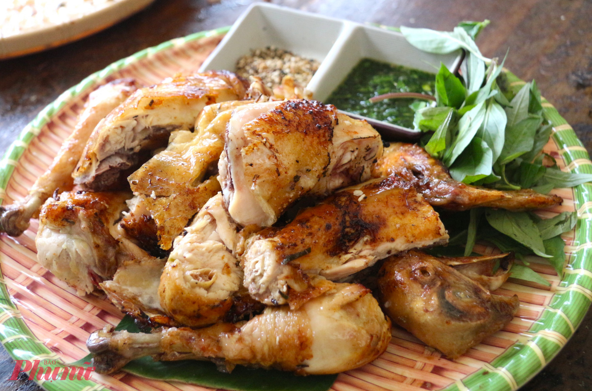 Cơm lam, gà nướng, rượu cần cùng những món ăn dân dã mang đậm hương vị núi rừng trở thành “đặc sản” níu chân du khách.