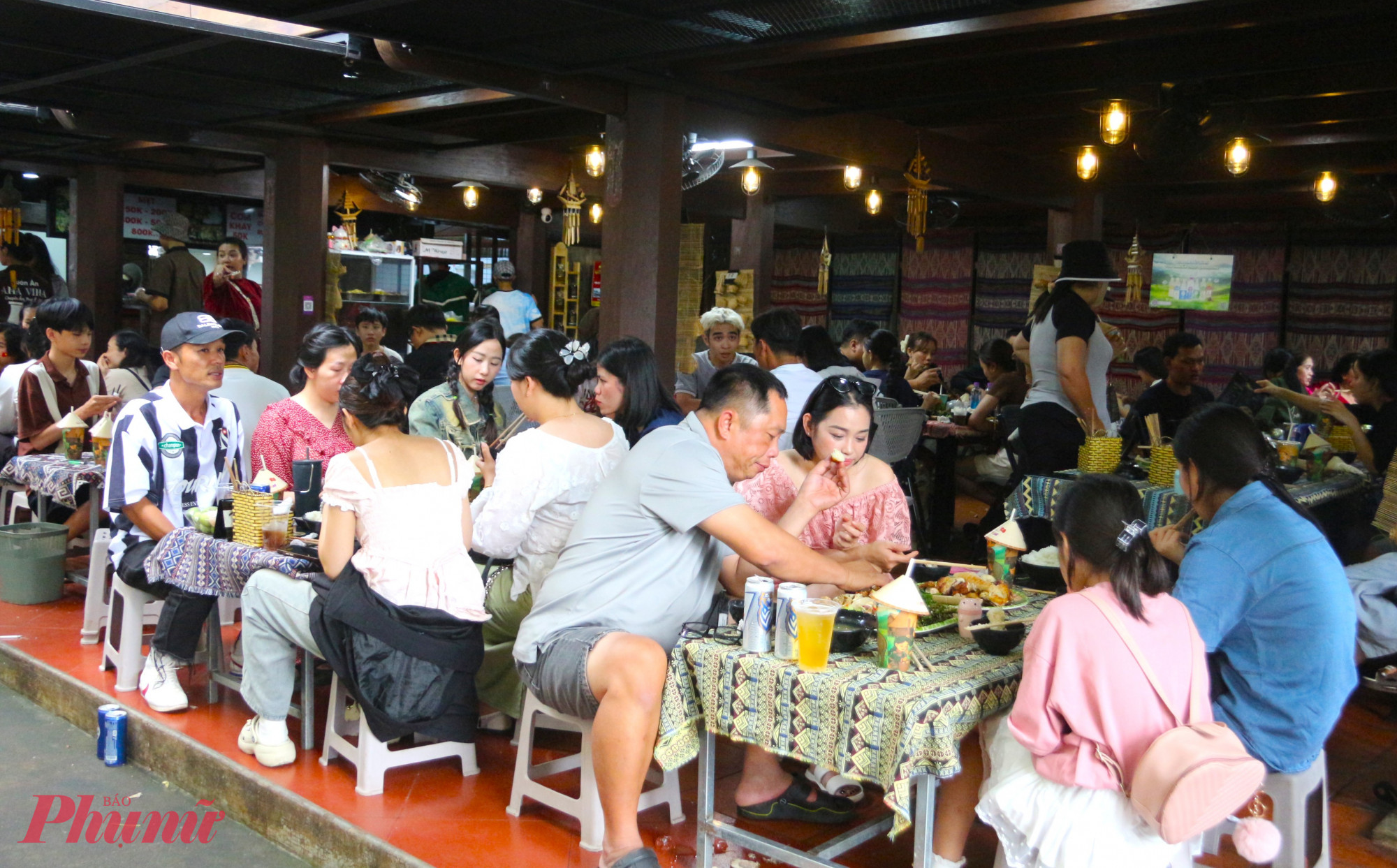 Anh Y Vani Byă, chủ quán cơm Ama Vina chia sẻ: “Trong đợt Tết Độc lập năm nay, lượng khách đến buôn nói chung và quán ăn của tôi nói riêng tăng gấp 3-4 lần so với ngày thường. Chỉ riêng ngày 1/9, quán đón hơn 1.000 lượt khách; sáng 2/9 đã có khoảng 600 lượt khách. Trung bình mỗi ngày, quán bán hơn 200 con gà nướng, 500-600 ống cơm lam và nhiều món ăn khác”.