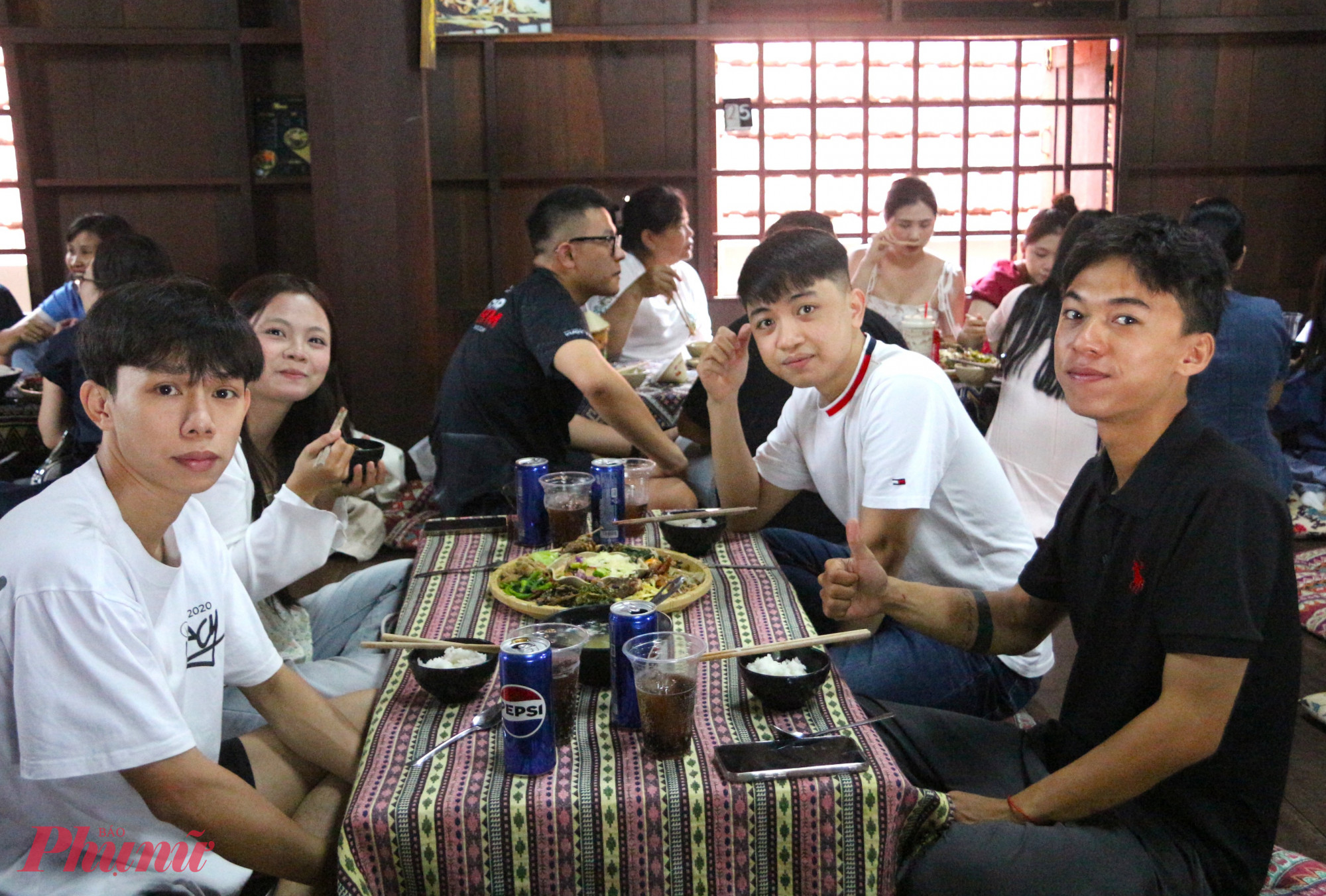 Để đáp ứng nhu cầu của du khách, các quán ăn, nhà hàng trong buôn đều tăng cường nhân lực, chuẩn bị nguyên liệu từ trước. Thế nhưng, lượng khách quá đông nên đôi khi việc phục vụ không kịp, nhiều người đành chọn mua đồ ăn mang về để thưởng thức, ăn lễ.