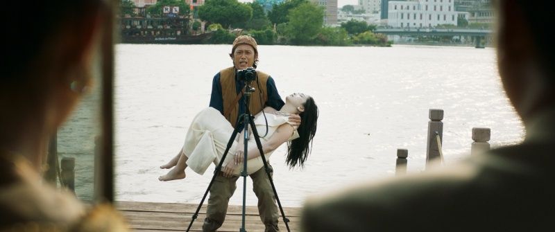 Phần lớn thời lượng trong phim, nhân vật Anh Thư của Ngọc Xuân bất động vì là xác chết (Ảnh: ĐPCC)