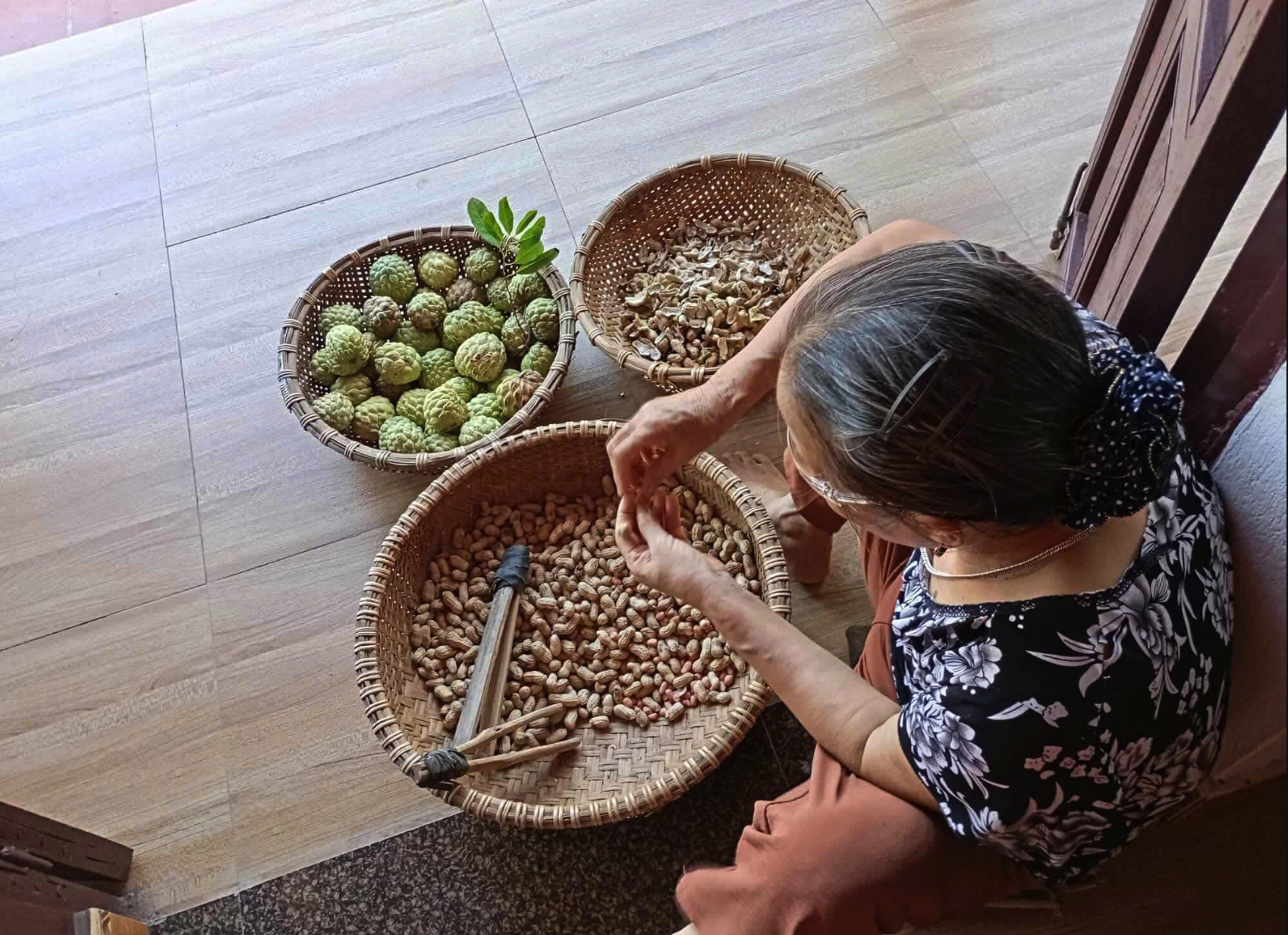 Mẹ tôi bây giờ vui tuổi già bên gia đình (ảnh tác giả cung cấp)