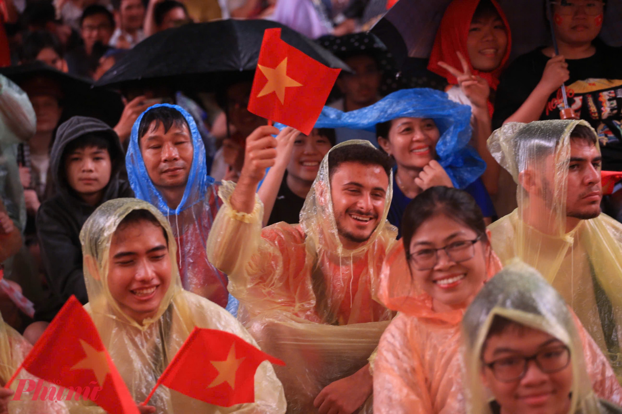 Nhiều vị khách người nước ngoài cũng cầm quốc kỳ Việt Nam hoà vào không khí tưng bừng của cả dân tộc