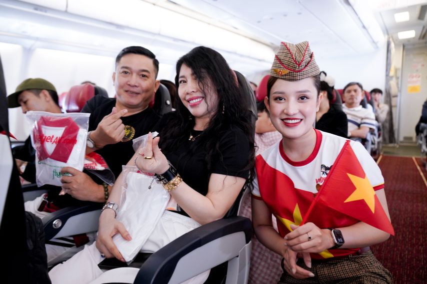Những phần quà lưu niệm như gấu bông, khăn và áo phông phiên bản giới hạn được Vietjet thiết kế riêng cho dịp lễ Quốc khánh - Ảnh: Vietjet
