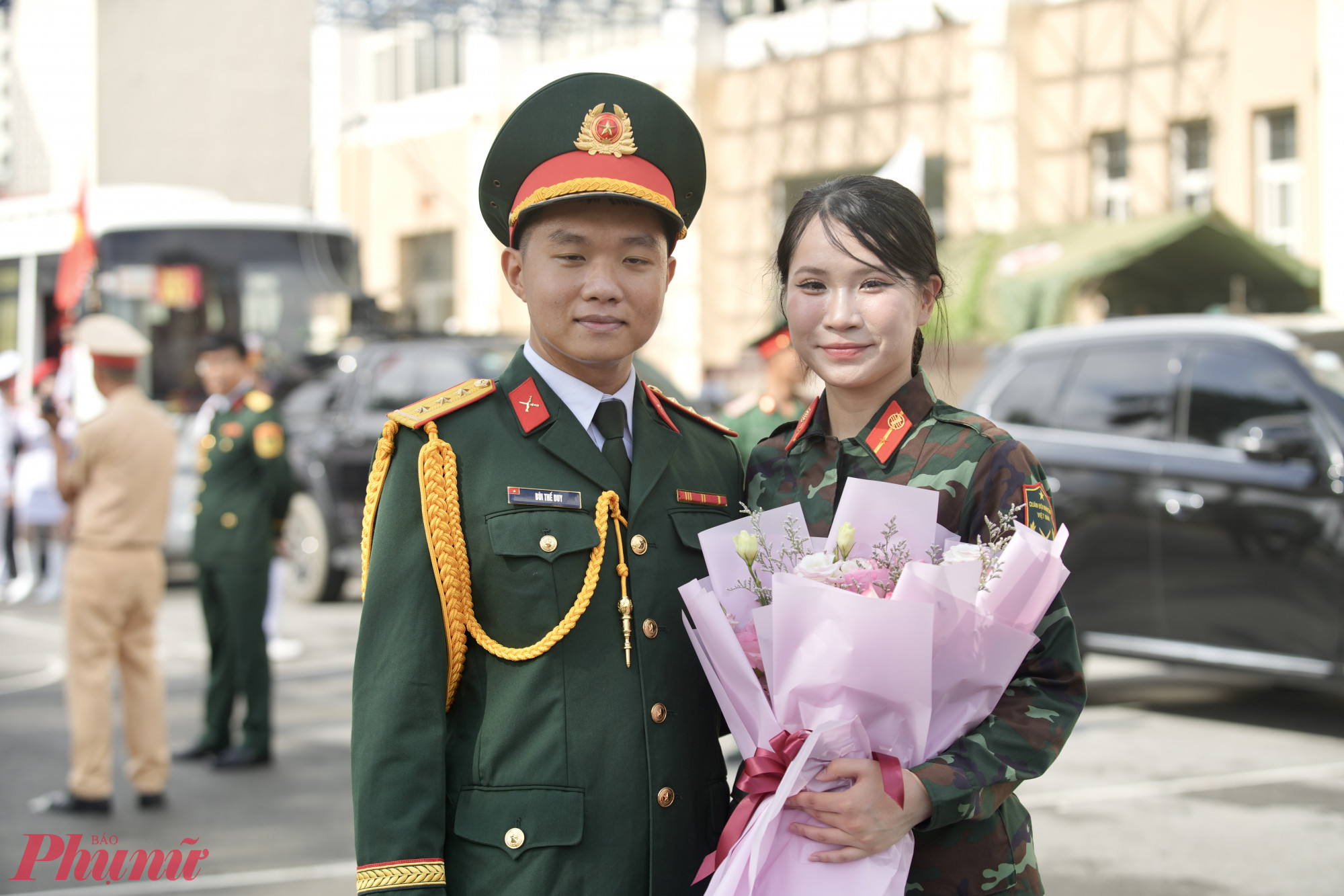 Cũng tại đây, nhiều câu chuyện tình yêu được thắp lên, nhiều chiến sĩ bất ngờ cầu hôn  trước trăm đồng đội, hàng nghìn người dân Thủ đô.