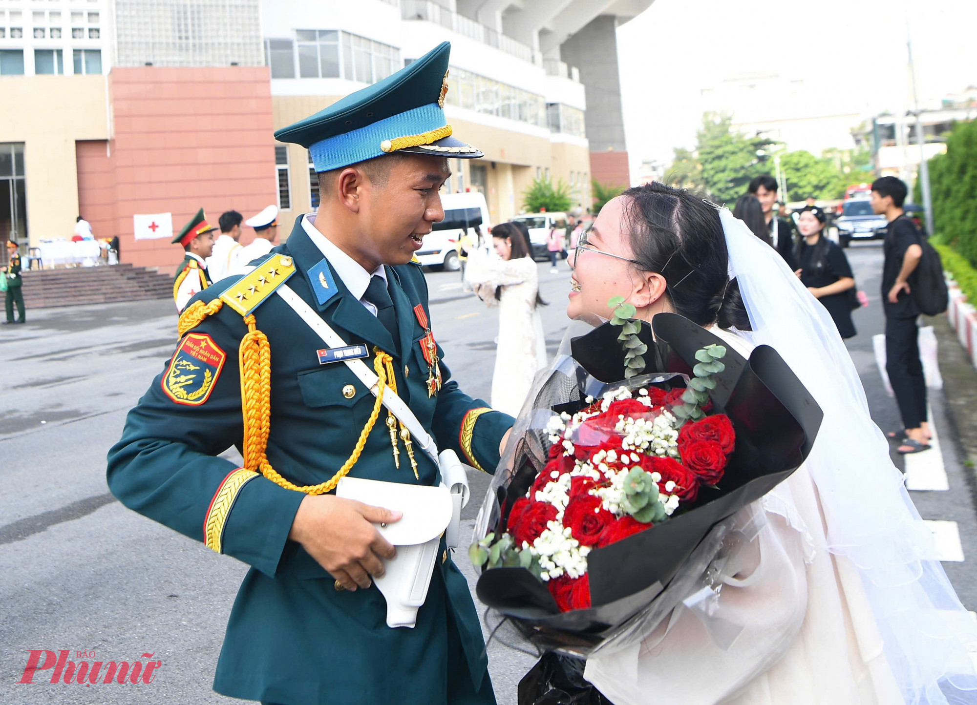 Thượng uý Phạm Trung Hiếu sn 2000, công tác tại trạm ra đa 17, trung đoàn 294, sư đoàn 367 cầu hôn bạn gái Phan Nguyễn Lâm Phương, sn 2000 đang công tác tại sân bay Tân Sơn Nhất Sau khi đi diễu binh, diễu hành.