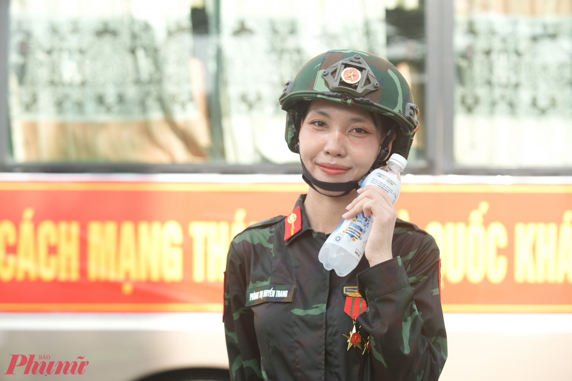 Nữ chiến sĩ Phùng Thị Huyền Trang tham gia diễu binh khối Thông tin. Dù mồ hôi ướt đẫm áo sau hành trình đi từ Quảng trường Ba Đình về Cung Quần Ngựa, tuy nhiên trên môi vẫn nở nụ cười.