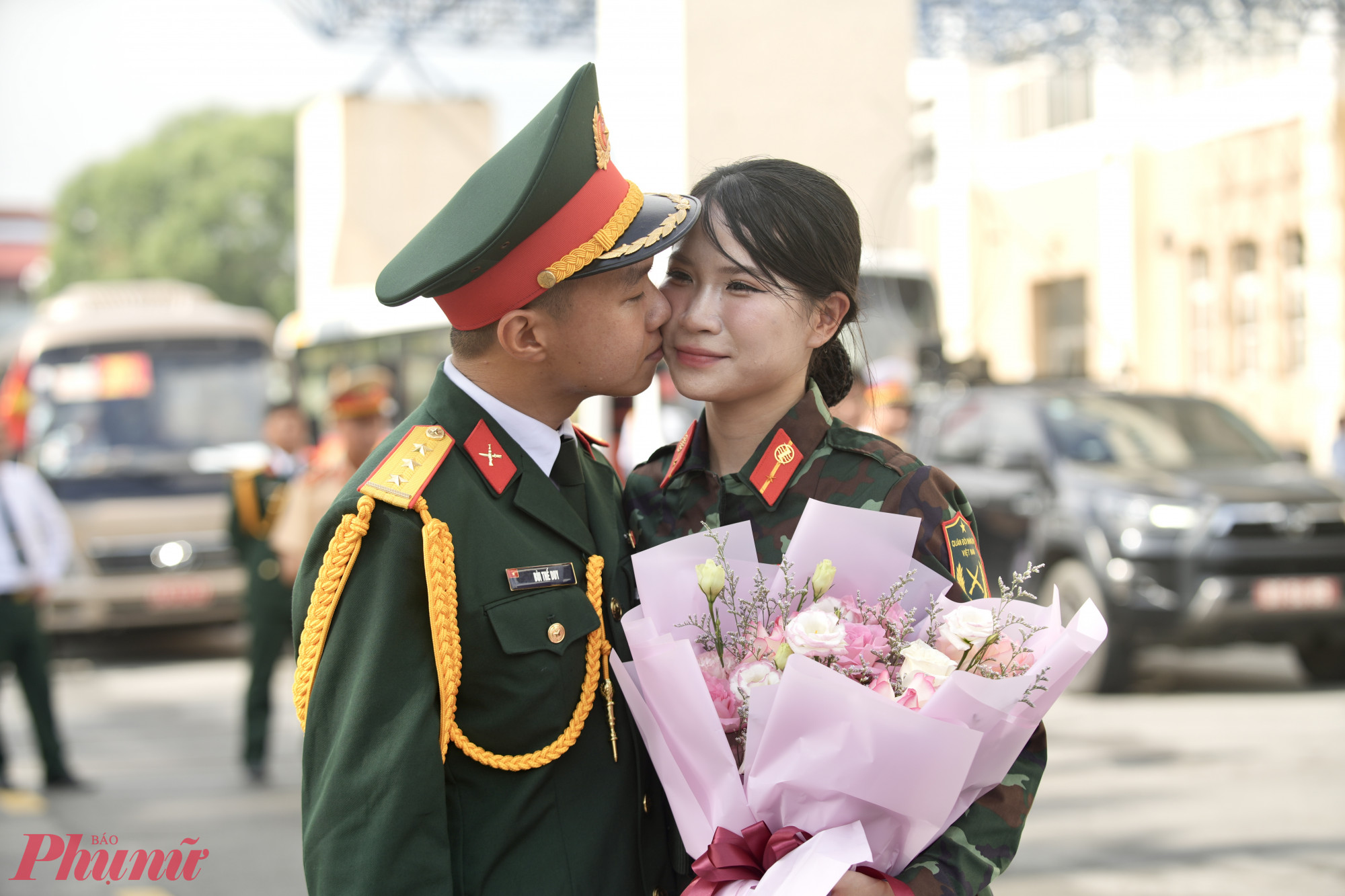 Trần thu hằng 23t sơn tây binh chung pháo binh đi khối thông tin liên lạc và bạn trai Bùi thế duy 27 tuổi ở sơn tây làm việc ở bộ tư lệnh thủ đô, bạn Duy thấy tự hào khi người yêu được đi diễu binh, diễu hành
