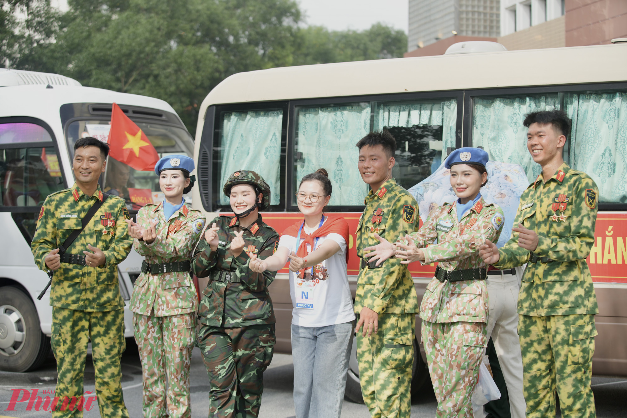Sau khi kết thúc diễu hành trên Quảng trường Ba Đình, một số khối đi của Quân Đội, Công an tập kết tại điểm cuối Cung Quần Ngựa (phường Ba Đình, Hà Nội)