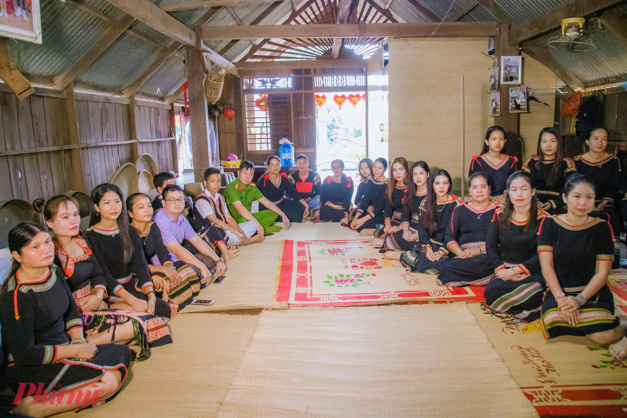 Tết Độc lập đặc biệt của người dân buôn làng ở Đắk Lắk Người dân và cán bộ trên địa bàn quây quần trong căn nhà dài xem duyệt binh