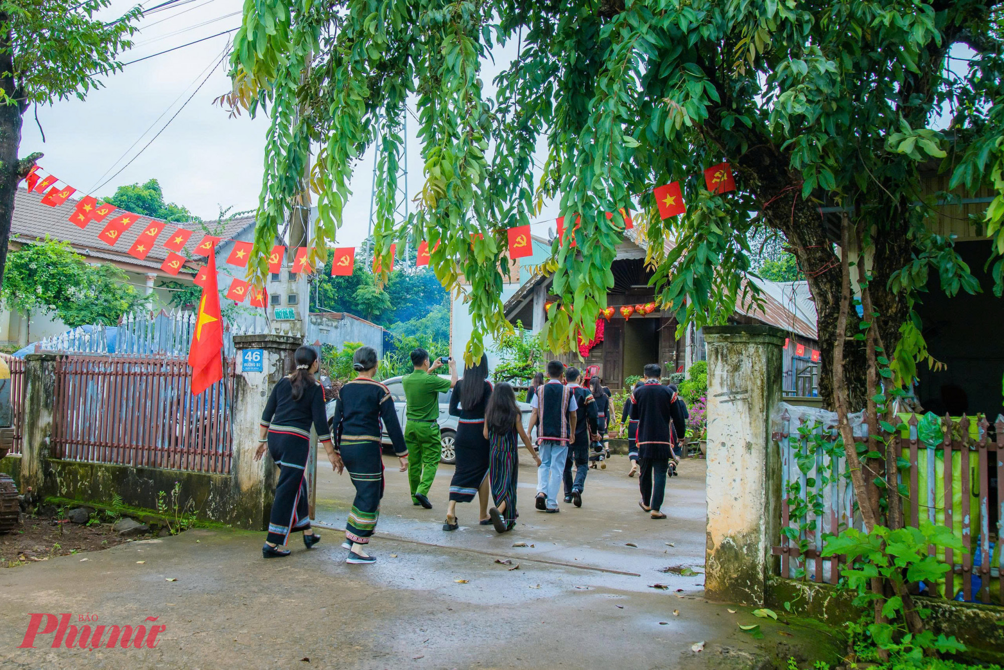 Tết Độc lập đặc biệt của người dân buôn làng ở Đắk Lắk Ngay từ sáng sớm, bà con trong buôn Ea Bông tập trung tại nhà Trưởng buôn để xem Lễ diễu binh, diễu hành qua tivi