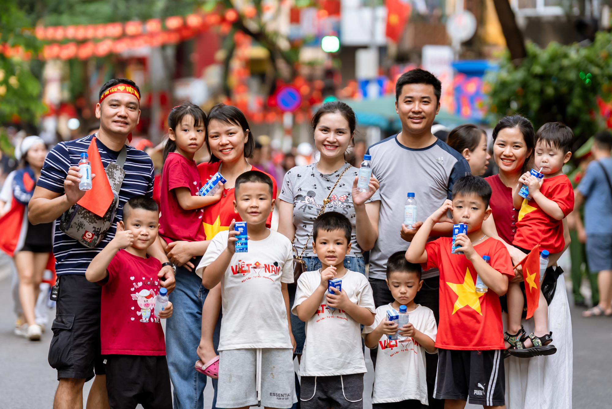 Mỗi góc phố như được khoác lên tấm áo mới, lấp lánh sắc màu của niềm tự hào, khiến bất cứ ai đặt chân đến cũng cảm nhận được nhịp đập hừng hực của một thành phố không ngủ, đang hòa cùng nhịp thở của toàn dân tộc trong ngày hội lớn của đất nước - Ảnh: Vi Nam