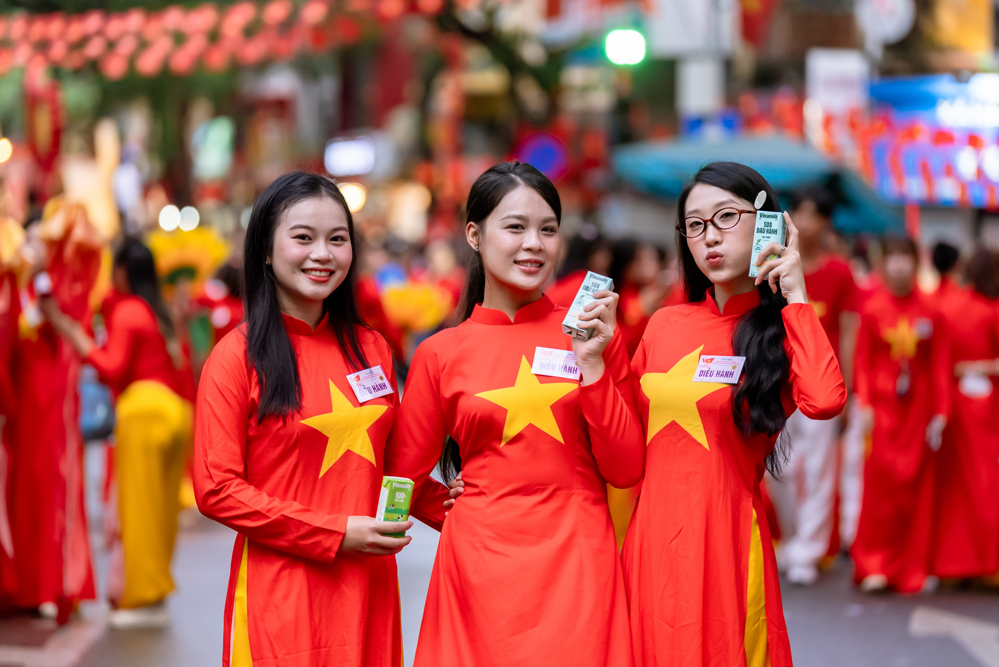 Các bạn trẻ chia sẻ rằng các bạn ấn tượng với mẫu mã bao bì của các sản phẩm dinh dưỡng Vinamilk. Các bạn cảm thấy rất vui và tự hào khi hôm nay được “diễu hành” cùng thương hiệu sữa quốc dân trong ngày vui toàn dân - Ảnh: Vi Nam