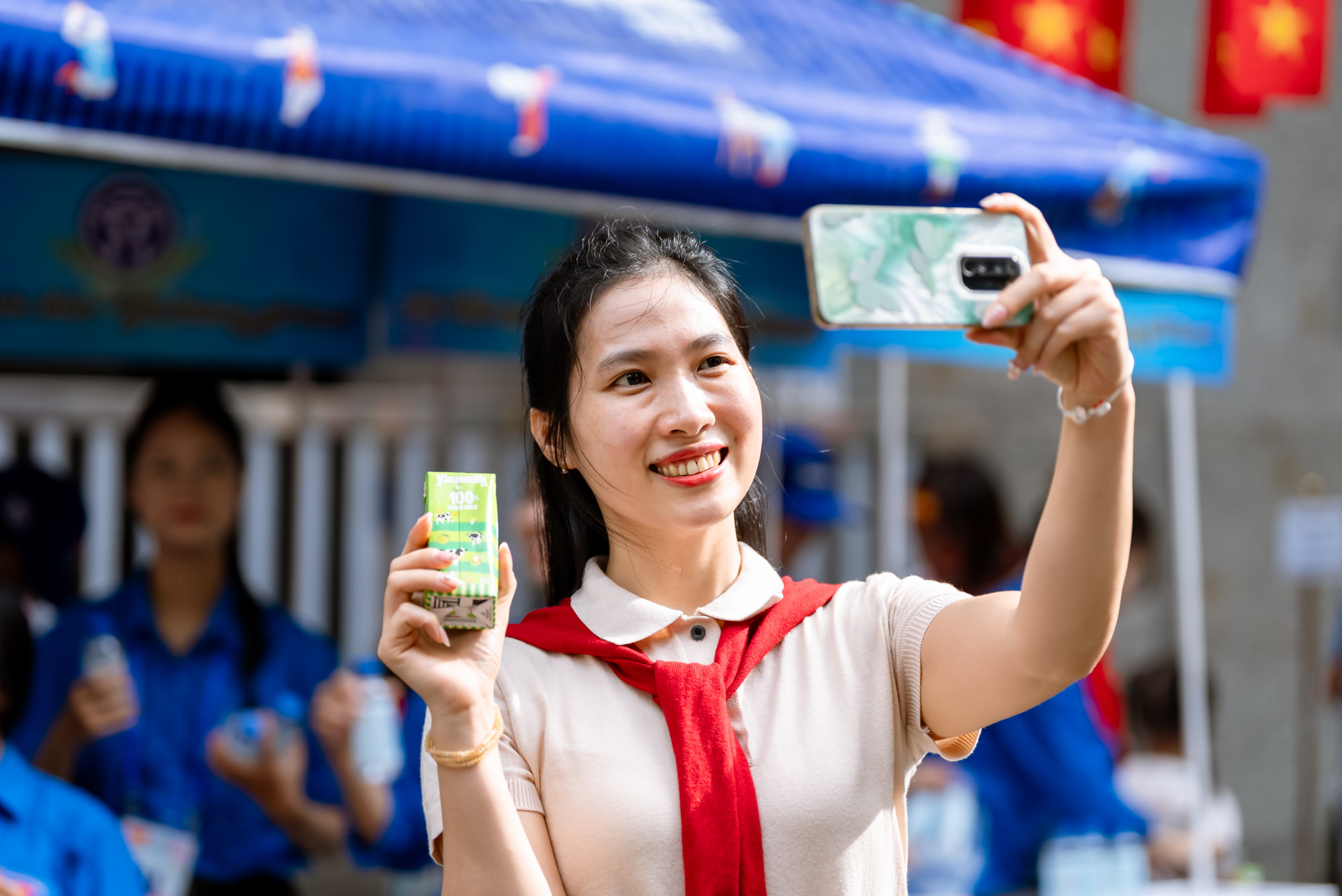 Các bạn trẻ tranh thủ selfie với các sản phẩm dinh dưỡng của Vinamilk - Ảnh: Vi Nam