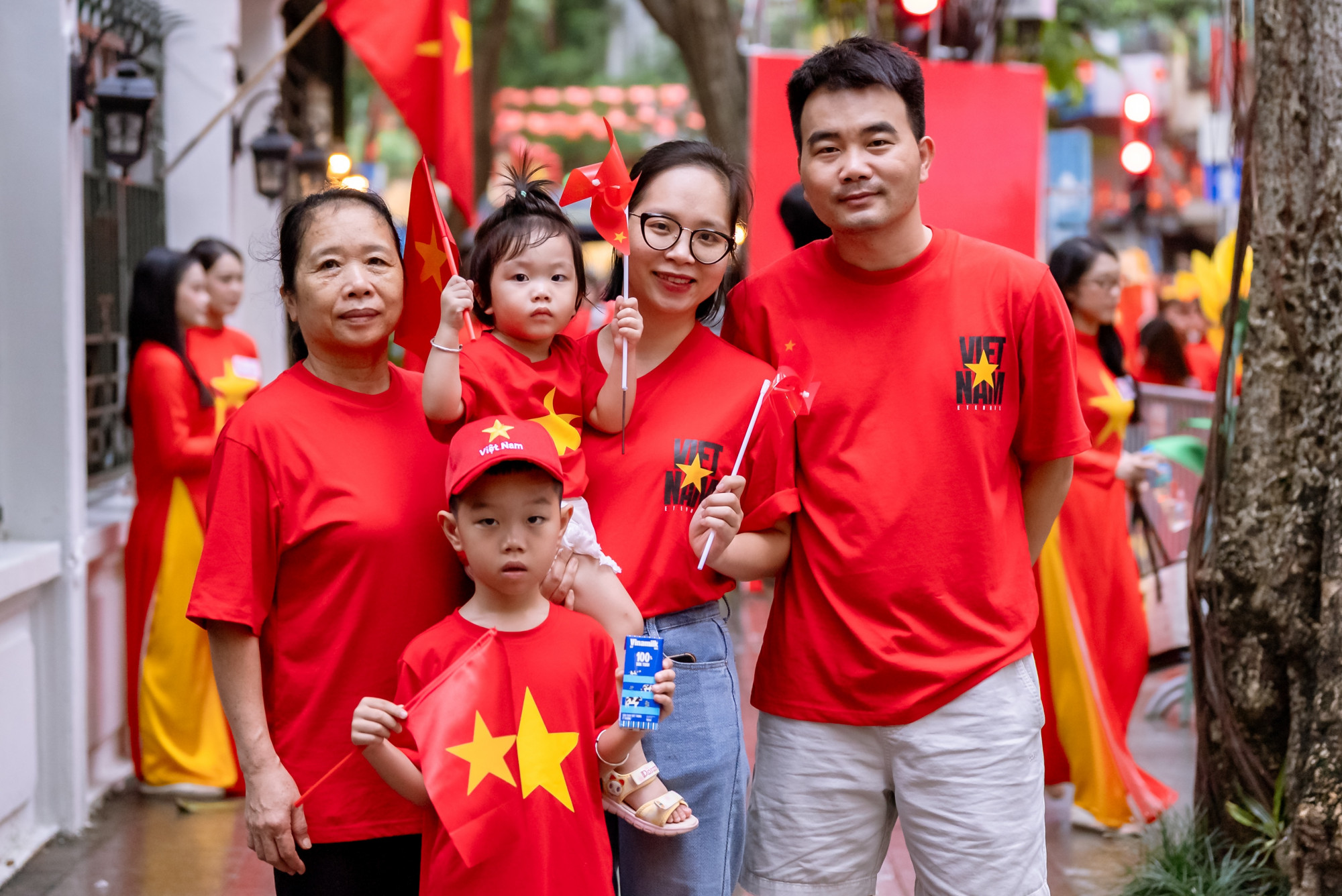 Nhiều đại gia đình đã đến với ngày hội lớn của non sông để con được chứng kiến, được cảm nhận và bắt đầu yêu tổ quốc từ những điều giản dị nhất - Ảnh: Vi Nam