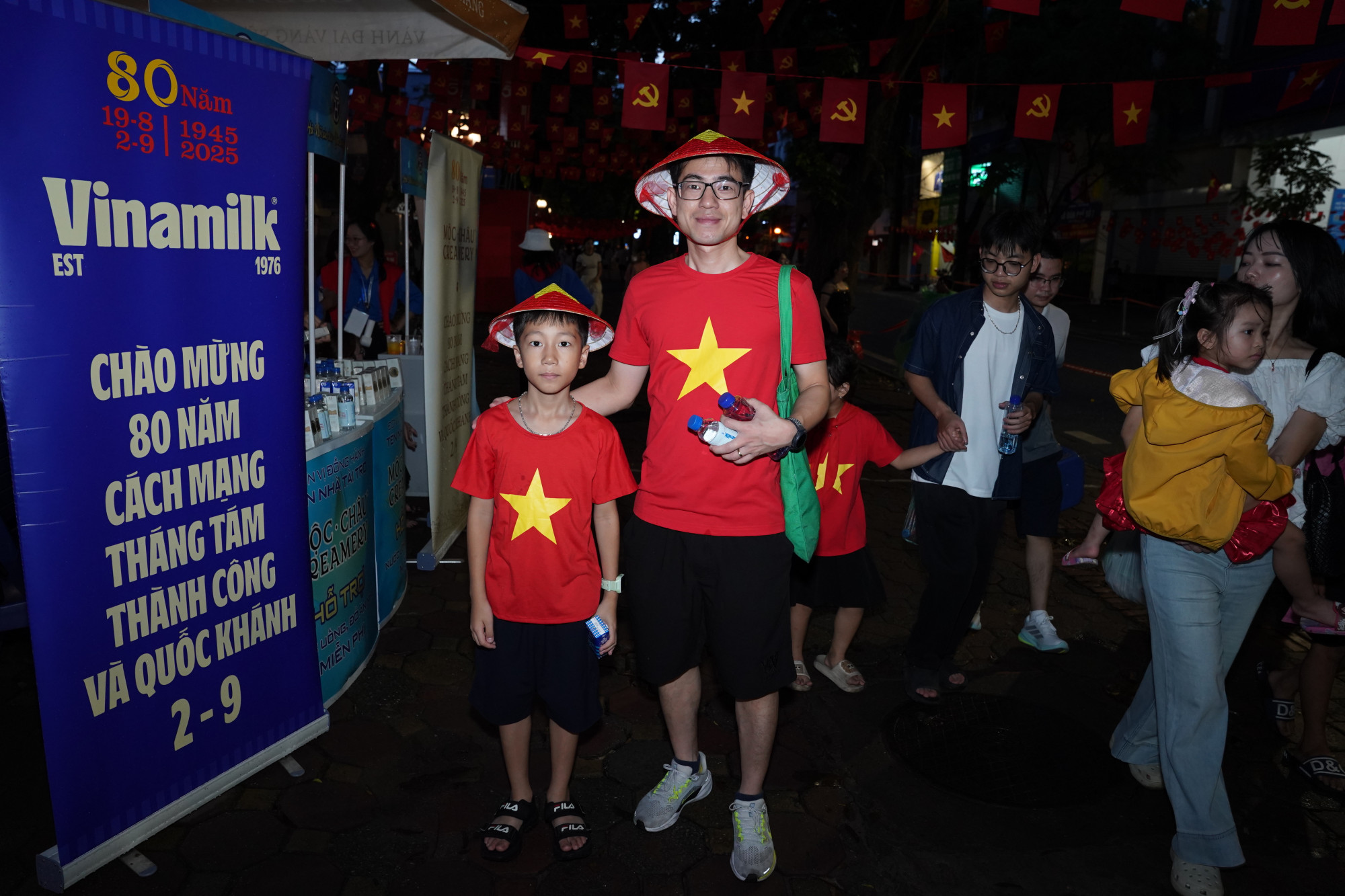 Từ tờ mờ sáng, 15 điểm tiếp ứng dinh dưỡng của Vinamilk dọc các tuyến đường trọng yếu đã tấp nập người dân ghé qua. Từ người lớn cho đến trẻ con, ai cũng háo hức đón chờ thời khắc thiêng liêng - Lễ diễu binh diễu hành kỷ niệm 80 năm Quốc khánh 2/9 - Ảnh: Vi Nam